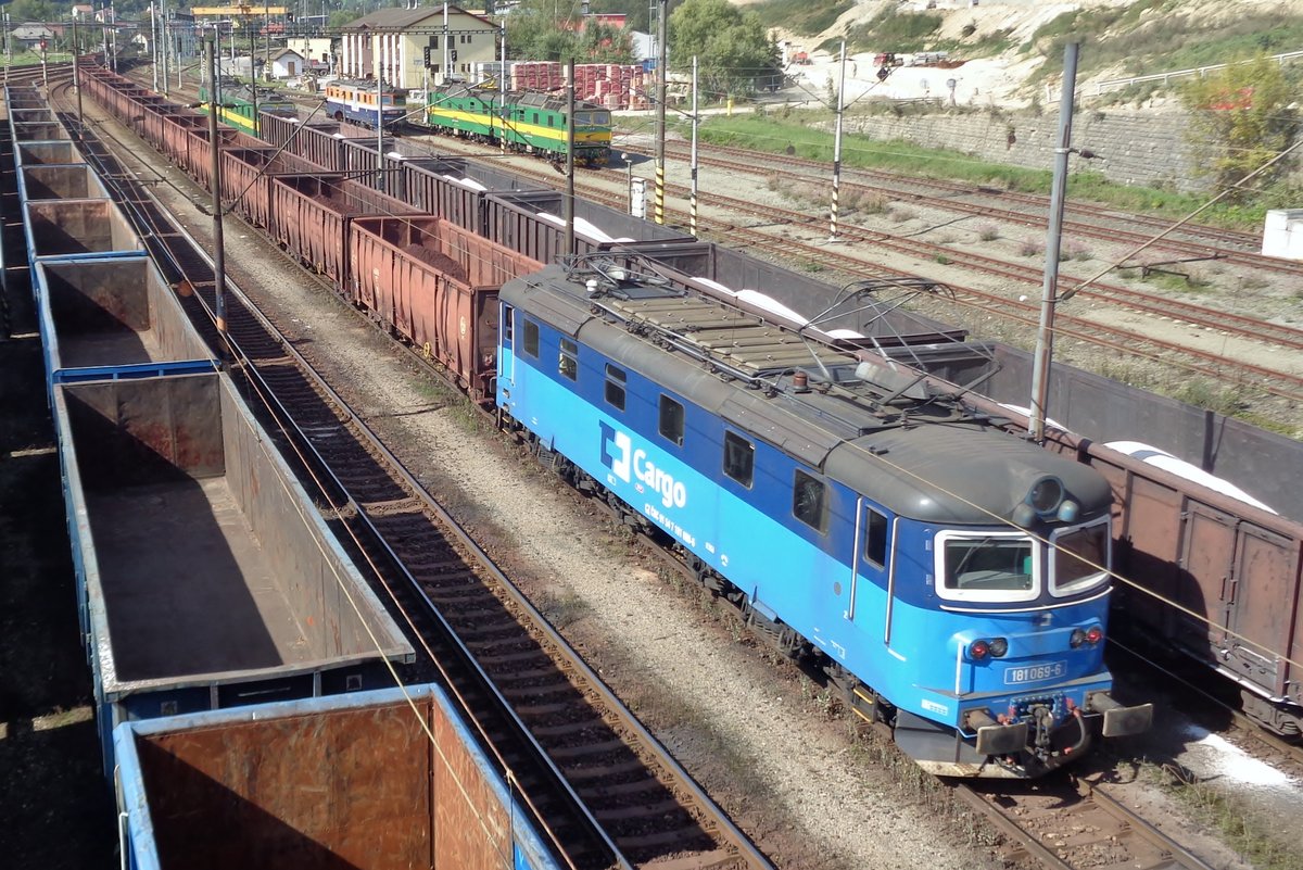CD Cargo 181 069 schiebt ein Eisenerzzug aus Cadca richtung Bohumin aus am 13 September 2018.
