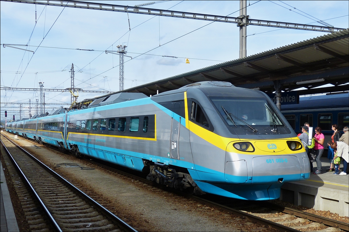 CD Pendolino 681 003-0 steht beim Bahnhofsfest in Česk� Budějovice(Budweis)am Bahnsteig zum Besichtigen bereit.  22.09.2018
