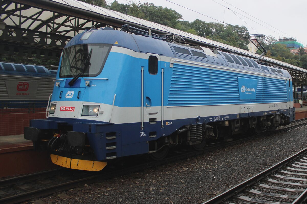 Ceske Drahy 380 013 lauft um in Praha hl.n. am 25 September 2025. Die Reihe 380 wird innerhalb wenige Jahre ausschieden und kann meistens auf die Strecke Praha<=>Ceske Budejovice gesichtet werden.