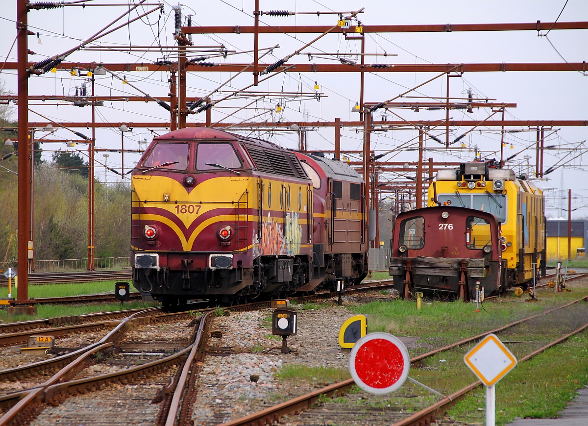 CFL 1807 und MX 1023 kommen von der Tankstelle angedieselt und müssen gleich im Bahnhof warten. Padborg/DK 17.04.2014