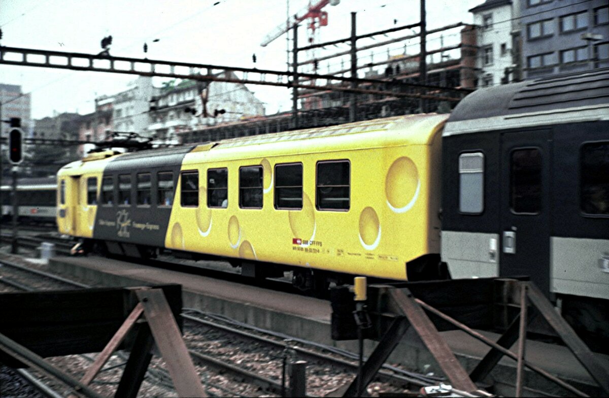 Chäsli-Express ex SBB Speisewagen in Basel im Oktober 1992.