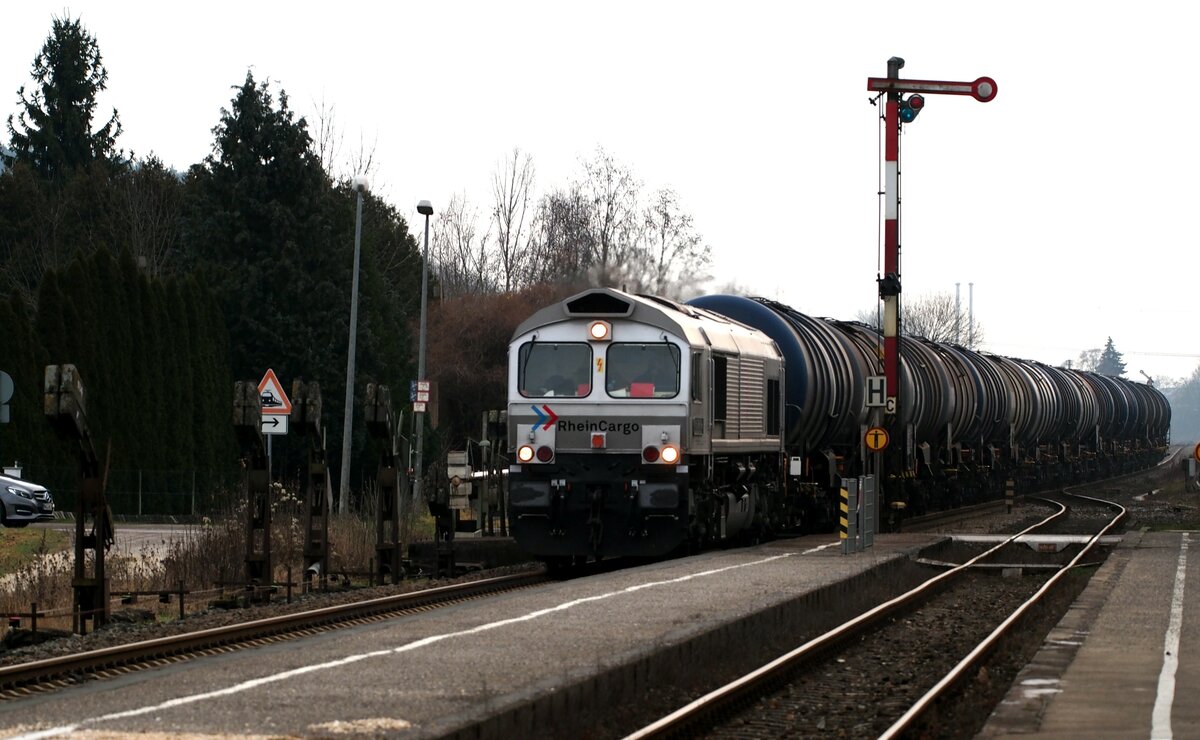 Class 66 DE 668  266 068-6 der Rhein Cargo mit Namen  Klaus Meschede  und Ölzug in Gerlenhofen am 03.01.2020.