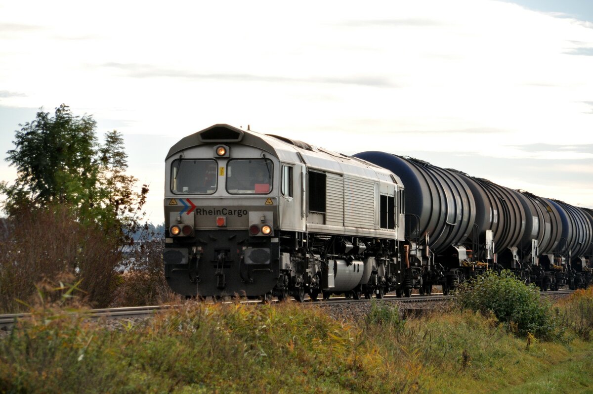 Class 66 Rhein Cargo DE 672 mit Kesselwagenganzzug bei Bellenberg am 25.10.2023.