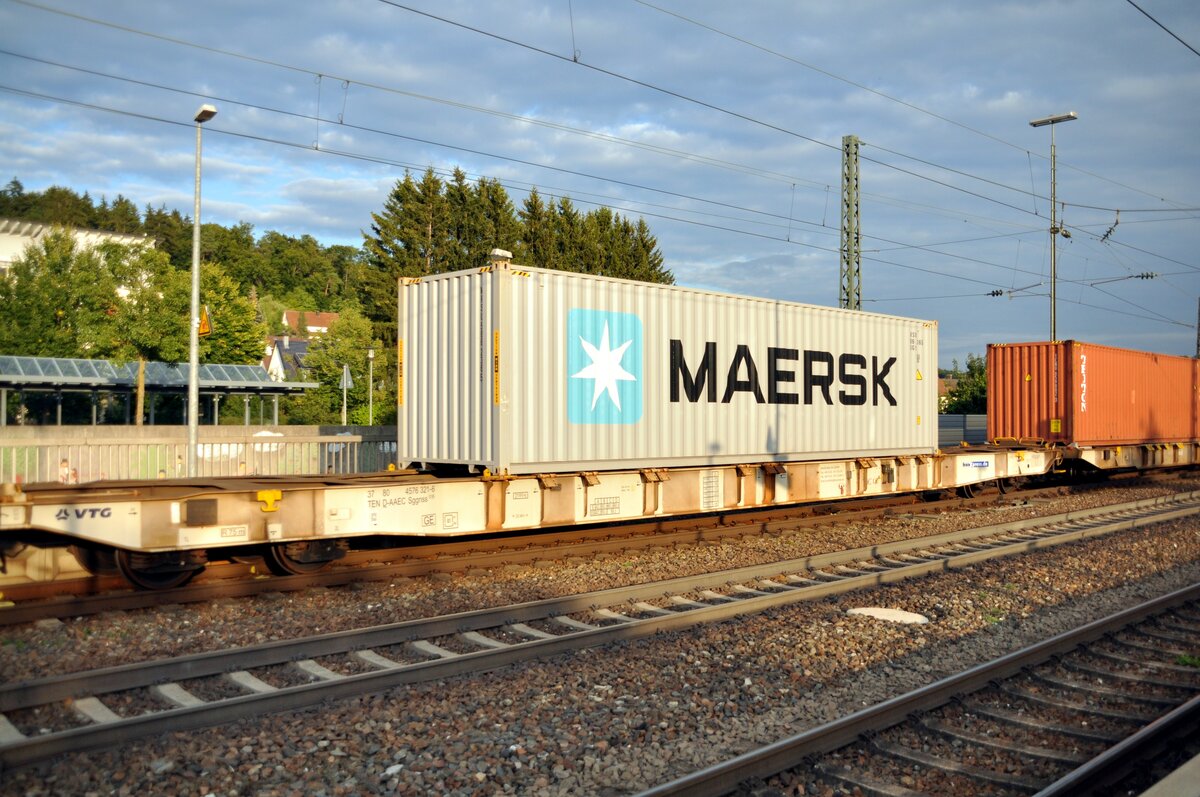 Containerwagen 37 80 4576 321-6 TEN D-AAEC Sggnss s186 mit 40 ft Container Maersk in Amstetten am 11.09.2022.