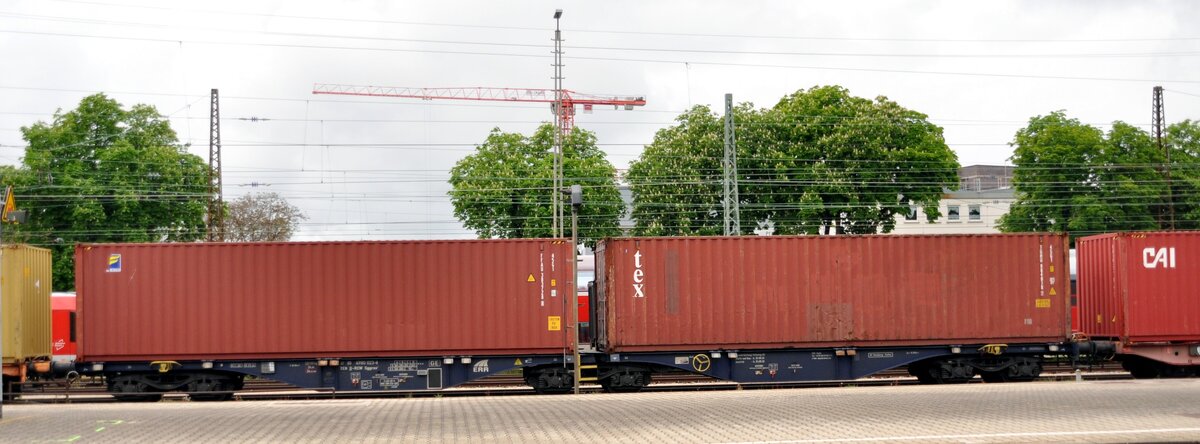 Containerwagen 3780 4980 023-8 tEN D-RCW Sggrss ERR in Ulm am 11.05.2023, beladen mit jeweil 1 40 Fu� Container FFAU 383728 45 G und tex FGHU R 84078;45 G1.