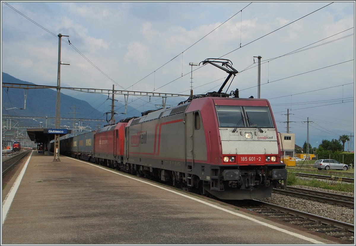 Crossrail Doppeltraktion bei einem Güterzug auf dem Weg Richtung Norden bei der Blockbedingten langsamen Durchfahrt in Giubiasco. 
22. Juni 2015