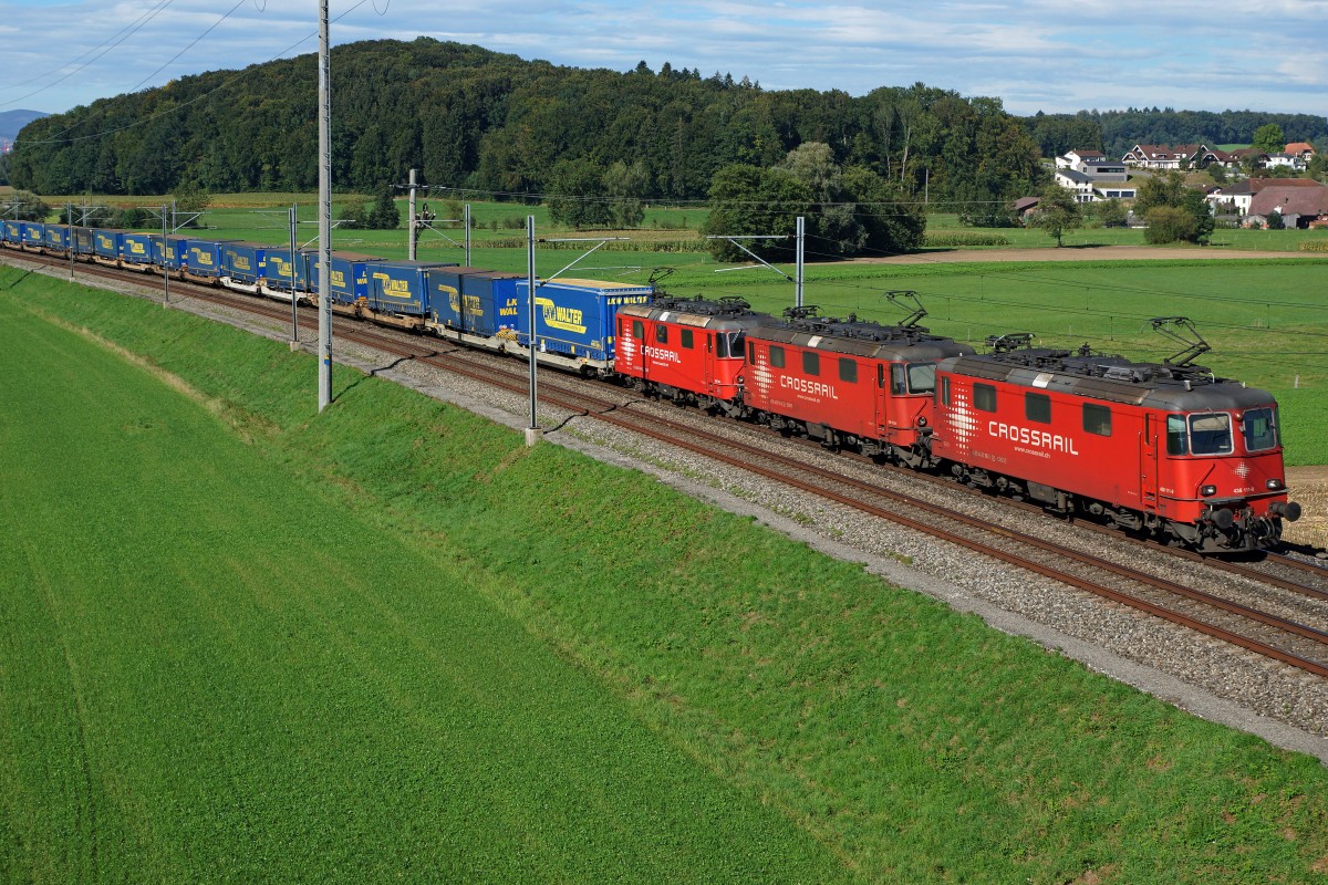 CROSSRAIL: Langer Güterzug im Auftrage von LKW-WALTER mit Dreifachtraktion bei Bettenhausen am 16. September 2015. An der Spitze des Zuges wurde die Re 436 111-9 eingereiht. Besonders zu beachten sind die verschiedenen Lampen der Lokomotiven.
Foto: Walter Ruetsch