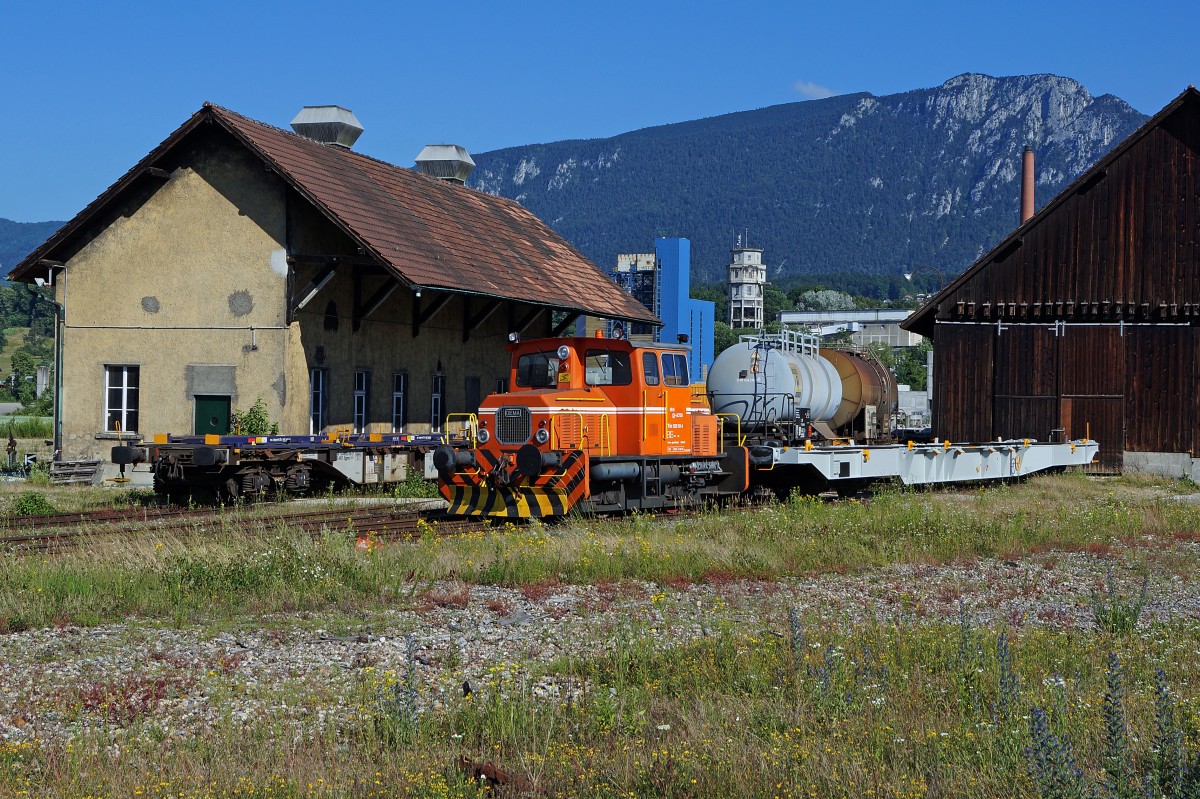 CT-X Rail Service AG Luterbach: Die Tm 98 85 5236 310-9 im Rangierdienst der CT-X Rail Service AG ex BLS-Tm 236 310 ex RM ex EBT (Diema Diepholz 1978. Die Aufnahme ist am 16. Juni 2014 auf dem Fabrikareal der ehemaligen Borregaard entstanden. Im Hintergrund ist noch der ehemalige Fabrikturm der einst bekannten Cellulosefabrik-Attisholz ersichtlich, der sich in der Wohngemeinde des Fotografen befindet. (Die Aufnahme ist von der Hauptstrasse aus entstanden).
Foto: Walter Ruetsch