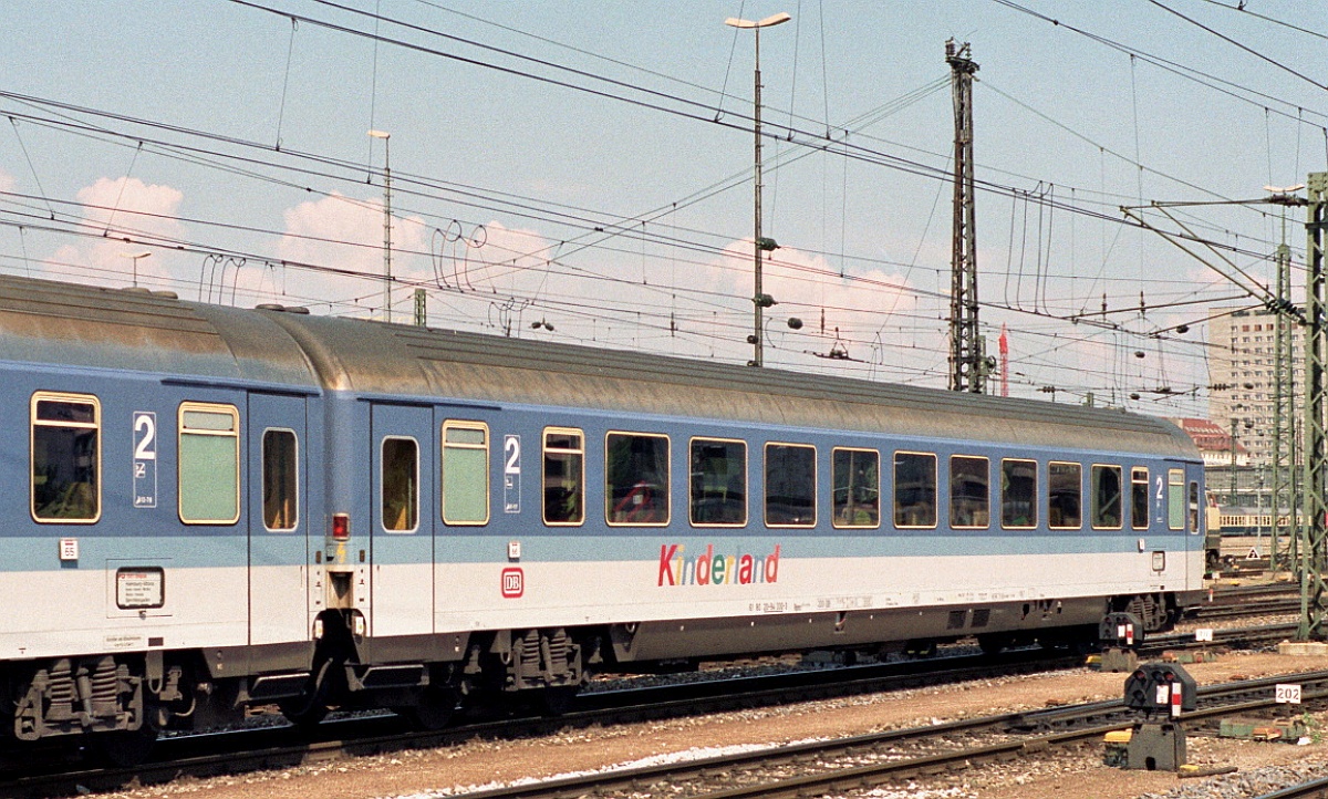 D-DB  Kinderland  61 80 20-94 330-3 Bpmz293.2 M�nchen Hbf in den 80zigern