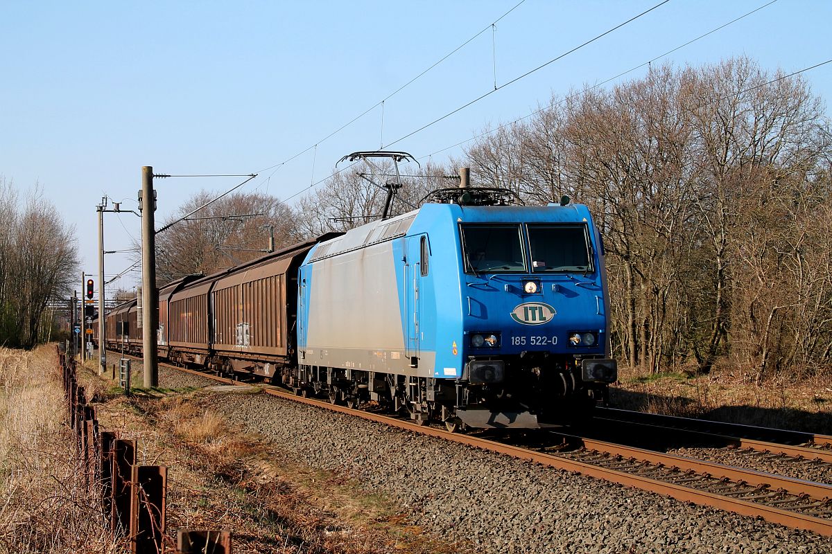 Da der Bahnhof Pattburg/Padborg wegen der Grenzschlie�ung derzeit f�r mich unerreichbar ist, mu� ich s�dlich der Grenze bleiben. An einem Feldweg�bergang konnte ich am 06.04.2020 die ITL 185 522 mit einem Schiebewandwagenzug aufnehmen. Links neben dem Zug sieht man das Einfahrtsignal des Bahnhofs Pattburg 