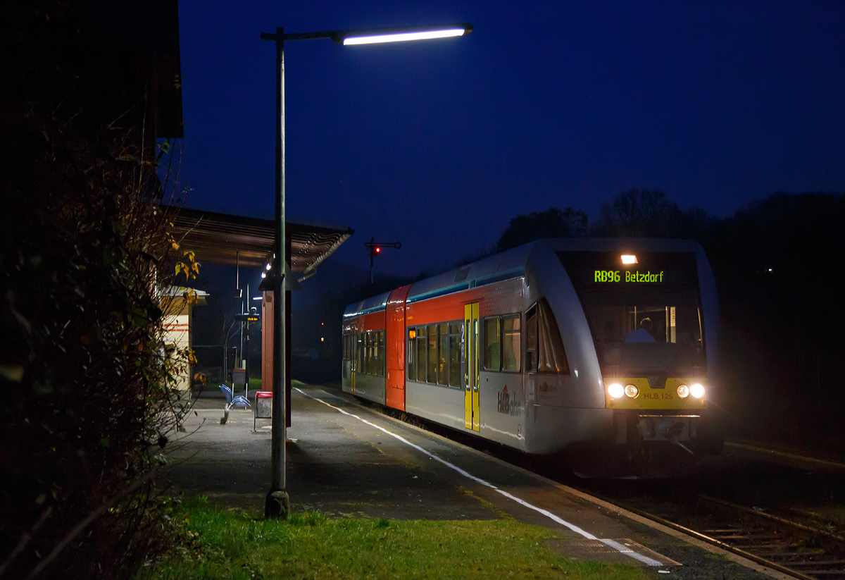 
Da es zurzeit schon dunkel ist wenn ich nach Hause komme, machte ich heute nochmal bei Dunkelheit ein Bahnbild....

Der HLB 125 bzw. VT 526 125 (95 80 0946 425-8 D-HEB / 95 80 0646 425-8 D-HEB / 95 80 0946 925-4 D-HEB) ein Stadler GTW 2/6 der HLB (Hessische Landesbahn GmbH) am 15.12.2015 um 17:10 Uhr beim Halt im Bahnhof Herdorf, er fährt als RB 96 „Hellertalbahn“ (Dillenburg – Haiger – Neunkirchen – Herdorf – Betzdorf/Sieg), Umlauf HLB61778.