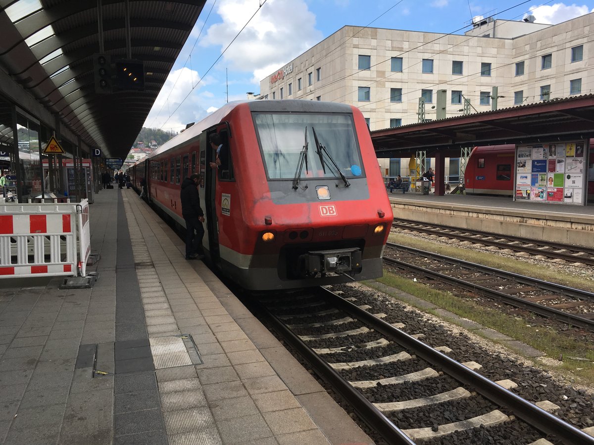 Da heute eine Doppelstockgarnitur der Südbahn ausfiel mussten wieder die 611er ran, zu meiner Freude so hatte ich erstmals eine Fahrt von Stuttgart nach Ulm mit den 611 gehabt.

Hier zu sehen sind 611 033 und 611 011 als Ire 4221 kurz nach der Ankunft aus Stuttgart in Ulm Hbf.

03.05.17