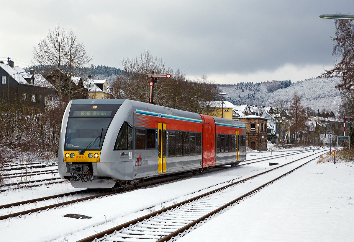 Damals war der Winter im Hellertal angekommen....
Der HLB 127 bzw. VT 526 127  (95 80 0646 427-4 D-HEB / 95 80 0946 927-0 D-HEB / 95 80 0946 427-1 D-HEB) ein  Stadler GTW 2/6 der HLB (Hessische Landesbahn GmbH) fährt am 17.01.2016, als RB 96  Hellertalbahn  nach Dillenburg (Betzdorf - Herdorf - Neunkirchen - Haiger - Dillenburg), in den Bahnhof Herdorf ein. 

Der Stadler GTW 2/6 wurde 2001 von  Deutsche Waggonbau AG (DWA) in Bautzen (heute Bombardier) unter der Fabriknummer 526/009 gebaut und an die HLB geliefert. Für die Hessische Landesbahn wurden insgesamt 30 dieser Triebzüge dort gebaut.
