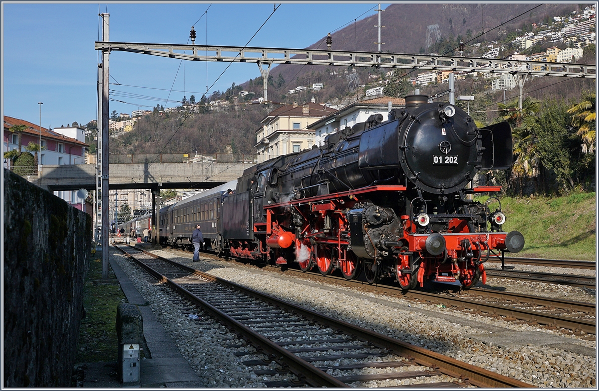 Dampf Land auf Land ab und der wird auch überall ausgiebig fotografisch festgehalten: Die mächtige und zugleich filigrane 01 202 in Locarno, von wo aus sie ihren langen Extrazug über den Gotthard ziehen wird.
22. März 2018