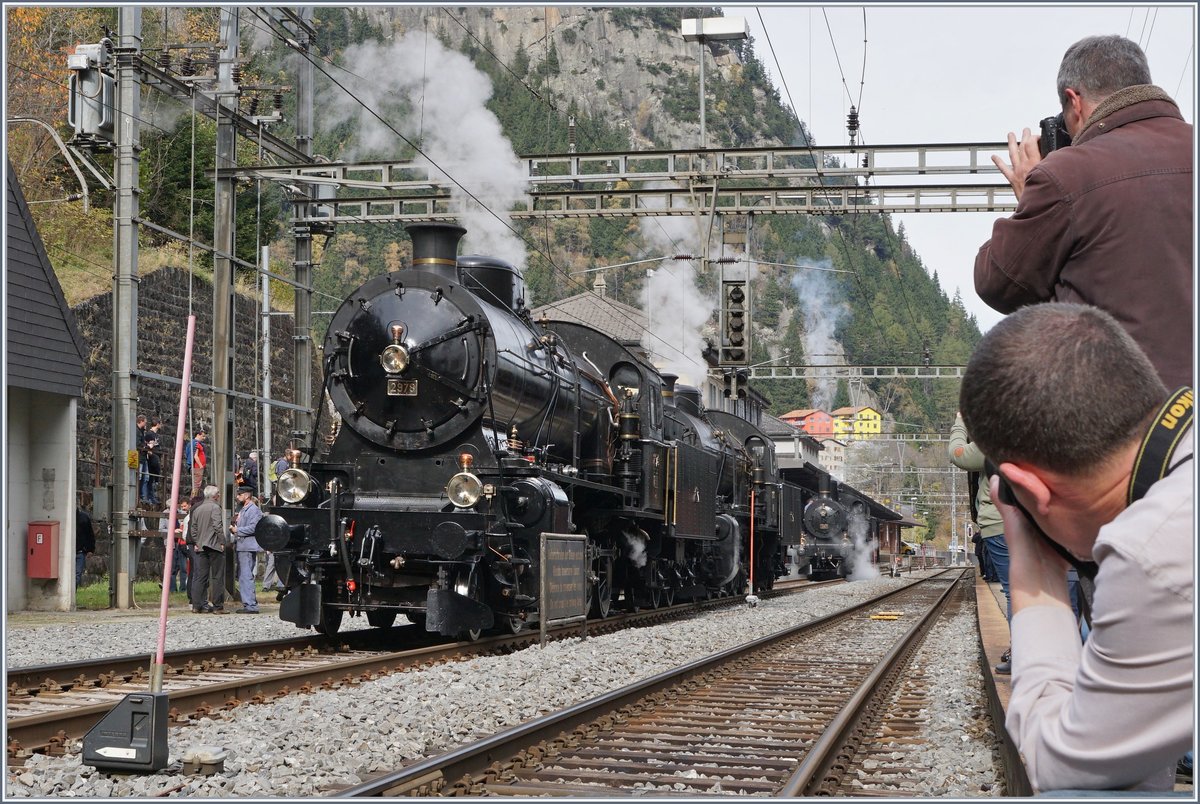 Dampf Land auf Land ab und der wird auch überall ausgiebig fotografisch festgehalten: die beiden Elefanten C 5/6  2878 und 2969 in Göschenen, dahinter die B 3/4 1357.
21. Okt. 2017