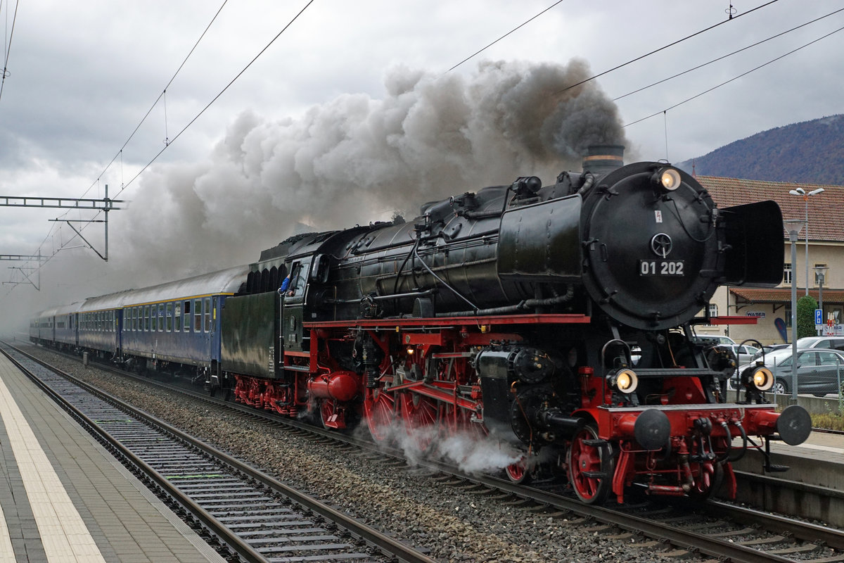 Dampflokomotive Pacific 01 202.
Goldener Herbstausflug zum k�hlen Bier nach Rheinfelden zur Brauerei Feldschl�sschen.
Anl�sslich der Bahnhofsdurchfahrt Grenchen-S�d vom 10. Oktober 2020 war der goldene Herbst noch nicht erkennbar. Wie vor einer Woche bei der  Mikado  eine Fahrt durch den Regen bei sehr schlechten Lichtverh�ltnissen.
Als Allwetterfotograf lasse ich mir nat�rlich solch einmalige Fotosujets nicht entgehen. Die Bahn ist ja schliesslich bei jedem Wetter unterwegs.
Foto: Walter Ruetsch 