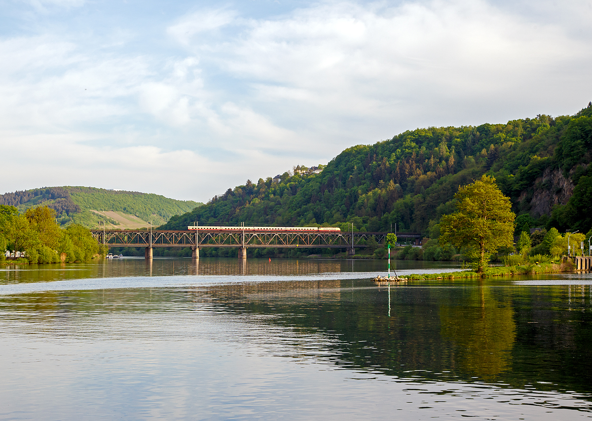 
Dampfspektakel 2018 - Die 103 113-7 (91 80 6103 113-7 D-DB) vom DB-Museums in Koblenz fährt am 29.04.2018, mit ihrem kurzem TEE (Trans Europ Express) Koblenz - Wittlich - Trier, von Bullay nun über die Doppelstockbrücke Alf-Bullay, auch Moselbrücke Bullay genannt.

Die Doppelstockbrücke Alf-Bullay, auch Moselbrücke Bullay genannt, ist eine Brücke über die Mosel zwischen Alf und Bullay. Das besondere dieses Bauwerks ist, dass sie als Deutschlands erste Doppelstockbrücke errichtet wurde. Über den Obergurt verläuft die Moselstrecke, auf dem Untergurt verläuft die Straße L 199. Nachdem die Bahnstrecke Bullay und die Mosel über die kombinierte Eisenbahn- und Straßenbrücke passiert hat, mündet sie auf der anderen Moselseite direkt in den Prinzenkopftunnel und an den sich wiederum auf der Westseite der Pündericher Hangviadukt anschließt. 