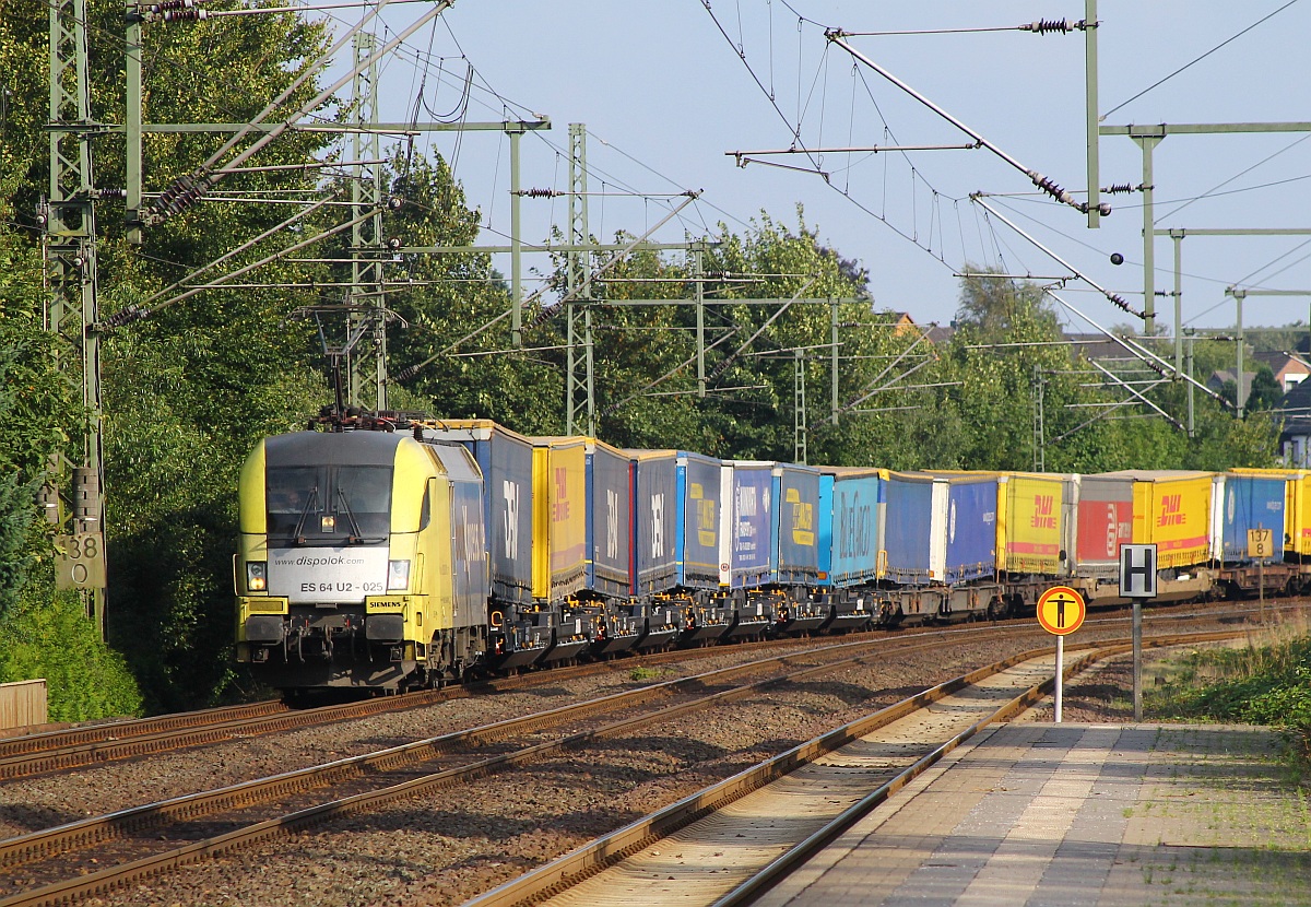 Dank der Vormeldung aus Rendsburg konnte ich die gelbe 182 525-6 von boXxpress mit einem bunten Extra-KLV bei der Durchfahrt in Schleswig ablichten. 17.08.2013