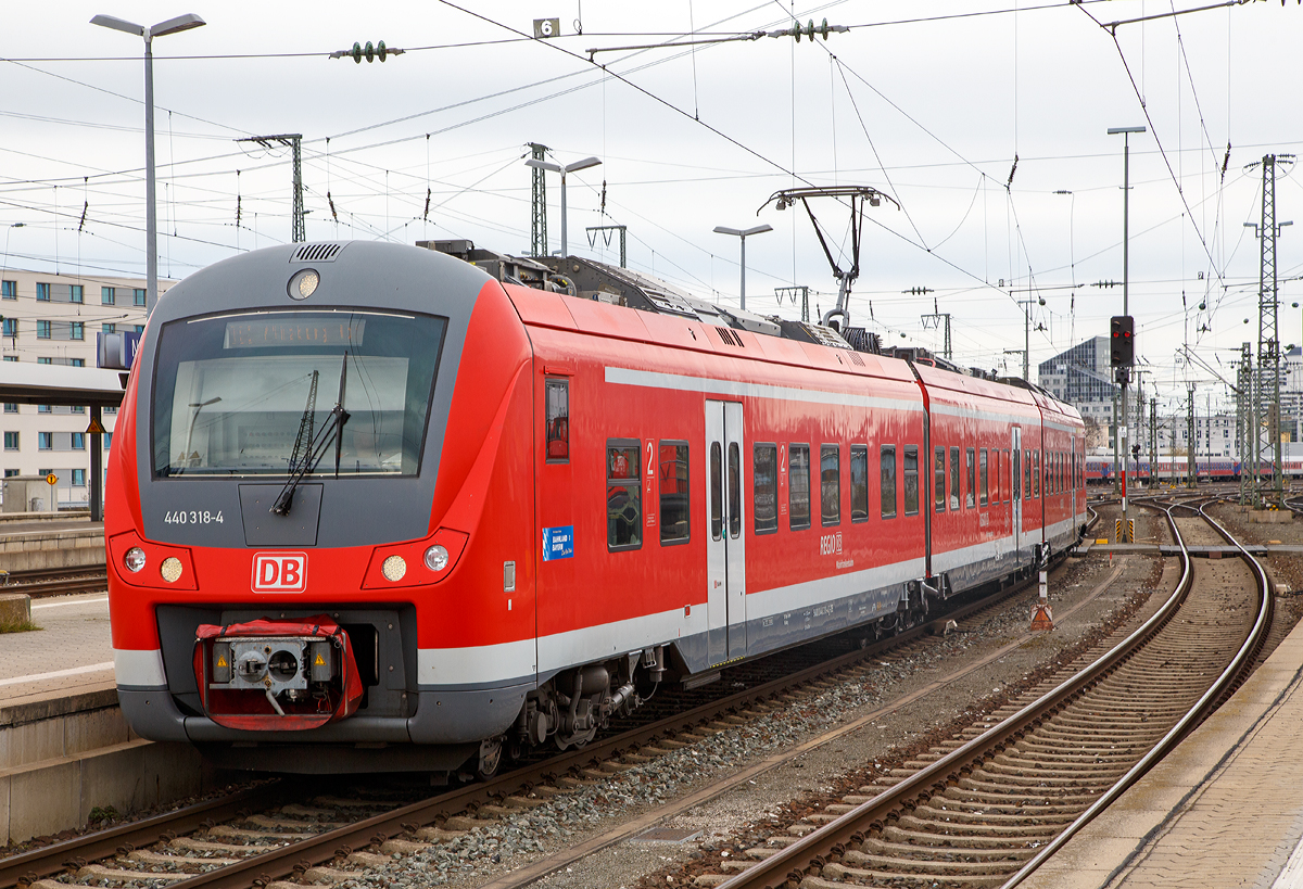 Das „Mopsgesicht“ 440 318-4, ein dreiteiliger elektrischer Triebzug vom Typ Alstom Coradia Continental der DB Regio „Mainfrankenbahn“ f�hrt am 28.03.2016 in den Hbf N�rnberg ein.