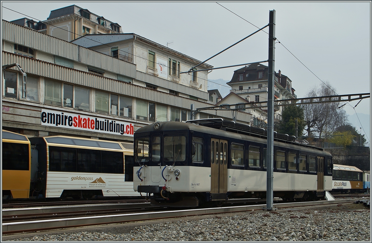 Das arme Bipperlissi! Der MOB (ex SNB) Be 4/4 1007 wurde seiner fr�hlichen, einladenden Farbe beraubt und ein neues, wenig anziehendes MOB Farbkonzept gesteckt. Montreux, den 15. M�rz 2015