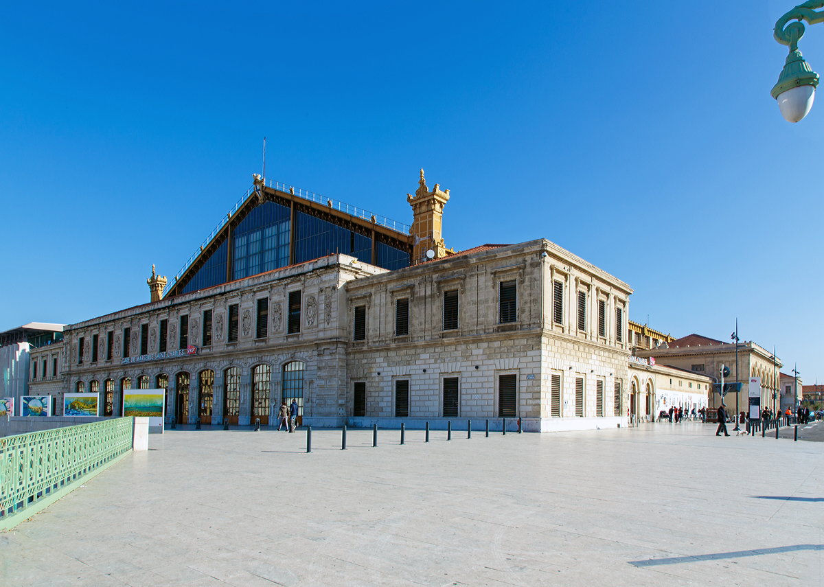 
Das Bahnhofgeb�ude von Marseille Saint Charles (Gare de Marseille Saint Charles) am 26.03.2015. Die Fassade des Bahnhofs ist noch die Urspr�ngliche aus dem Jahr  1848.