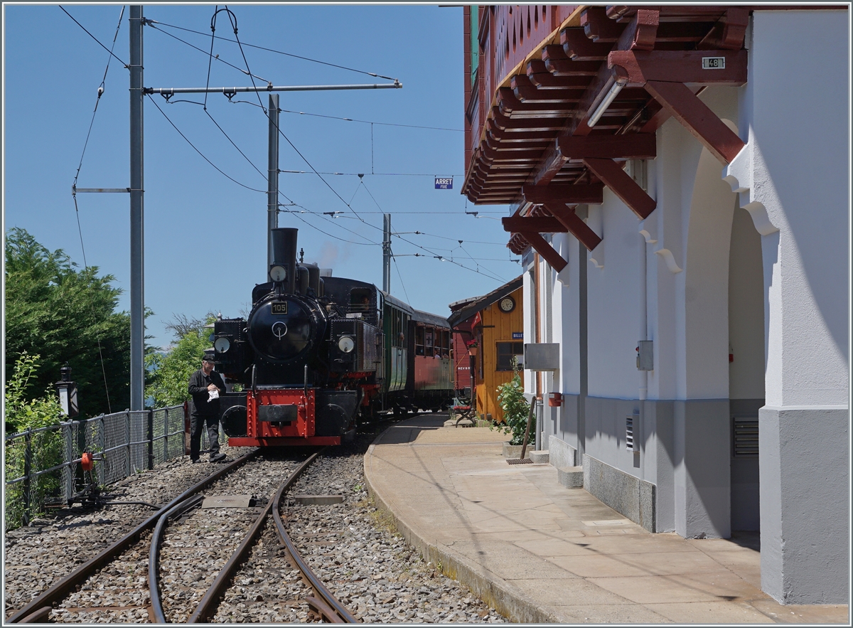 Das Bahnhofsgebäude von Chamby ist nun restauriert und präsentiert sich nun in voller Schönheit, die beim kurzen Aufenthalt des Dampfzugs leider kaum in der ganzen Fülle hatte aufgenommen werden können. Im Hintergrund die Blonay Chamby G 2x 2/2 105 zufällig oder bewusst etwas Abstand zum neu renovierten Bahnhofsgebäude hält.

13. Juni 2021