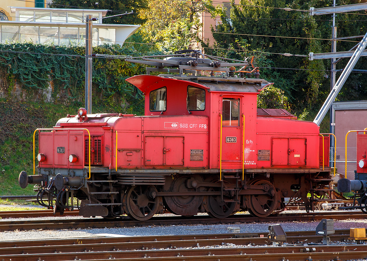 Das  Bügeleisen  SBB Ee 3/3 – 16383 (der 4. Bauserie 1944–1947) abgestellt am 01.11.2019 beim Depot in Chur (aufgenommen vom Bahnsteig).

Die Ee 3/3 sind elektrische Rangierlokomotiven der Schweizerischen Bundesbahnen, für den leichten und mittelschweren Dienst. Die Ee 3/3 verfügen über keine Vielfachsteuerung. Die etwas neueren Ee 3/3 sind noch heute häufig in größeren Bahnhöfen anzutreffen, erhalten aber zunehmend Konkurrenz werden seit 2010 schrittweise durch die SBB Ee 922 ersetzt.

Die ersten Ee 3/3 wurden 1928, diese hatten anfangs noch den Führerstand am einen Ende (was zum Beinamen  Bügeleisen  führte). Die Lokomotive war so erfolgreich, dass erst 1966 die letzte Ee 3/3 gebaut wurde, wobei große Teile der Konstruktion über die Zeit gleich blieben. Um im Rangierbetrieb in beide Richtungen übersichtlich zu sein, wurde das Führerhaus mittig angeordnet. Ein einziger Fahrmotor treibt eine Blindwelle, welche wiederum über ein Kuppelgestänge die Kraftübertragung auf die Räder sicherstellt. Diese antik anmutende Konstruktion wurde bis zur letzten Ee 3/3 1966 beibehalten, obwohl damals Einzelachsantrieb längst üblich war.

Technische Daten der Ee 3/3 – 16383 (der 4. Bauserie 1944–1947):
Spurweite: 1.435 mm (Normalspur)
Achsformel: C (Antrieb über Kuppelstange)
Länge: 9.510 mm
Leistung: 502 kW / 680 PS
Anfahrzugkraft: 98 kN
Gewicht: 39 t (von 45 t auf 39 t gesenkt)
Höchstgeschwindigkeit: 50 km/h
Übersetzung: 1 : 5.579
Stromsysteme: 15 kV 16.7 Hz