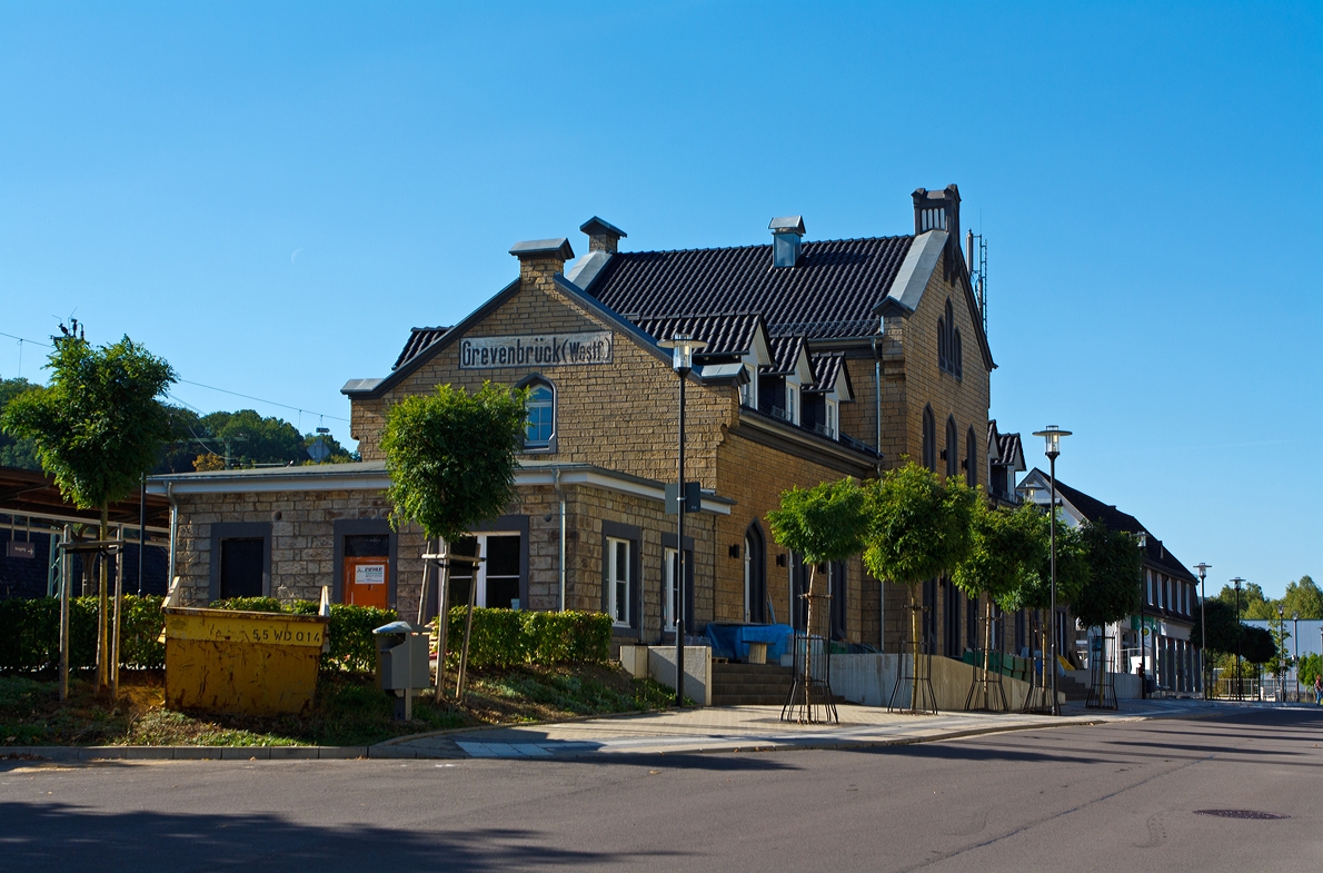 Das ehem. Empfangsgeb�ude vom Bahnhof Grevenbr�ck (Lennestadt-Grevenbr�ck/Sauerland) am 29.09.2013 von der Stra�enseite. Ein Bahnhof an der Ruhr-Sieg-Strecke (KBS 440).