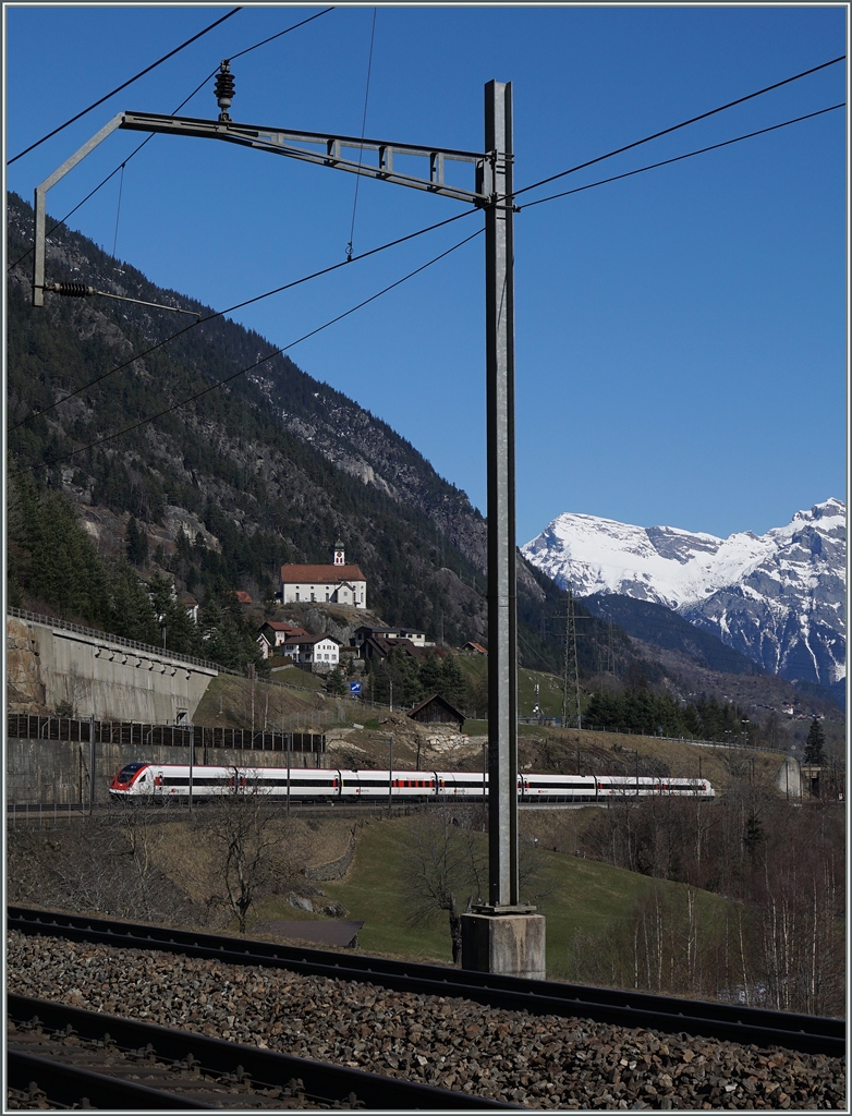 Das gleiche Sujet mit eine Güterzug gelang mir nicht,  da der Zug zu lange war und die Loks beim Fotogarfieren unvorhersehbar sich hinter den Büschen verstecken. Ich hoffe, das Bild mit dem eher schlichten ICN vermag als  Ersatz  zu gefallen.
Bei Wassen, den 17. März 2016
