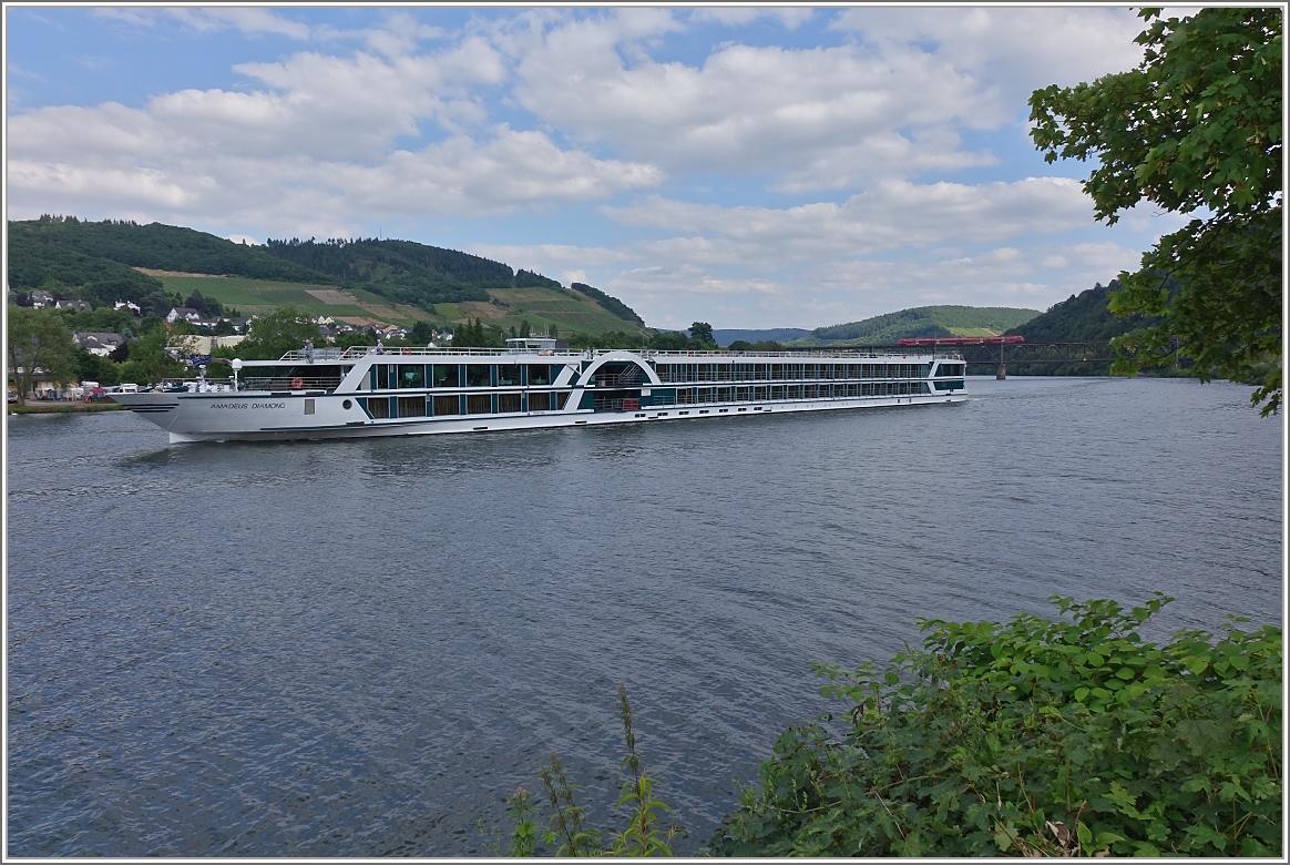 Das grosse Schiff, stahl dem kleinen Zug im Hintergrund die Show.
(20.06.2014)