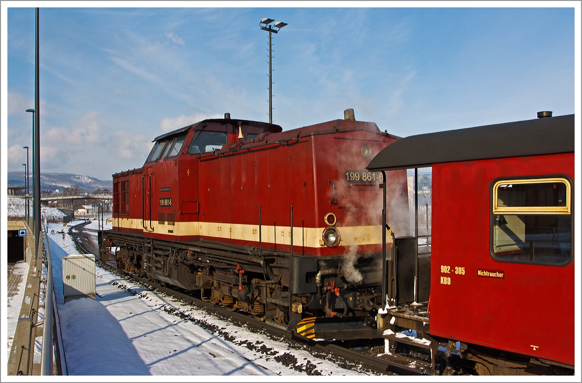 
Das  Harzkamel , die 1.000 mm Diesellok 199 861-6 der HSB (Harzer Schmalspurbahnen), ex DR 110 861-2, ex DR 299 110-7, hier am 23.03.2013 im beim rangieren eines Zuges im Bahnhof Wernigerode.

Die Lok wurde als normalspurige V 100.1 im Jahre 1976 bei LEW  Hans Beimler  in  Hennigsdorf unter der Fabriknummer 15379 für die DR gebaut. 1990 erfolgte der Umbau in DR 199 861-6 dabei bekam die B'B'-Lok nun neue 3 achsige Drehgestelle in 1.000 mm Spurweite, 1992 wurde sie dann in DR 299 110-7 umbezeichnet, als sie 1993 von der HSB übernommen wurde, bekam sie wieder die Bezeichnung 199 861-6.

Technische Daten:
Achsfolge: C´C´
Spurweite: 1.000 mm (Meterspur) 
Länge über Puffer: 14.240 mm
Motor: 12-Zylinder-4 Takt-Diesel-V-Motor mit Abgasturbolader und Ladeluftkühler
Leistung: 883 KW / 1200 PS
Getriebe: 3-Wandler Strömungsgetriebe
Höchstgeschwindigkeit: 50 km/h (Vor- und Rückwärts)
Dienstgewicht: 66,0 t
Achslast: 10,7 t

Mehr Informationen zu dieser Lokbaureihe habe ich unter:
http://www.bahnbilder.de/bild/deutschland~dieselloks~br-1998-hsb/674431/zwei-rote-kamele-auch-harz-kamele-genannt.html
zusammengetragen.