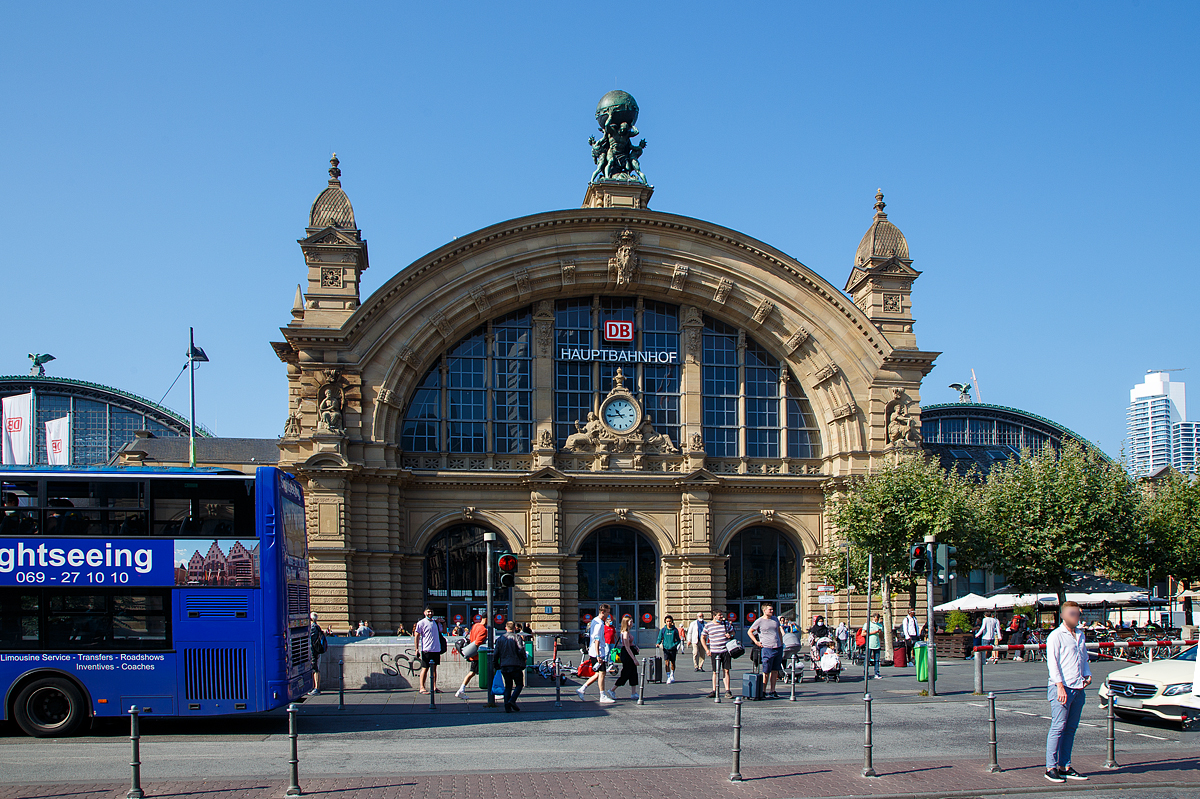 Das Hauptportal (Mittelstück) vom Hauptbahnhof Frankfurt am Main am 05.09.2021. Das Mittelstück im Neorenaissance Stil, ist noch aus dem Eröffnungsjahr von 1888. 