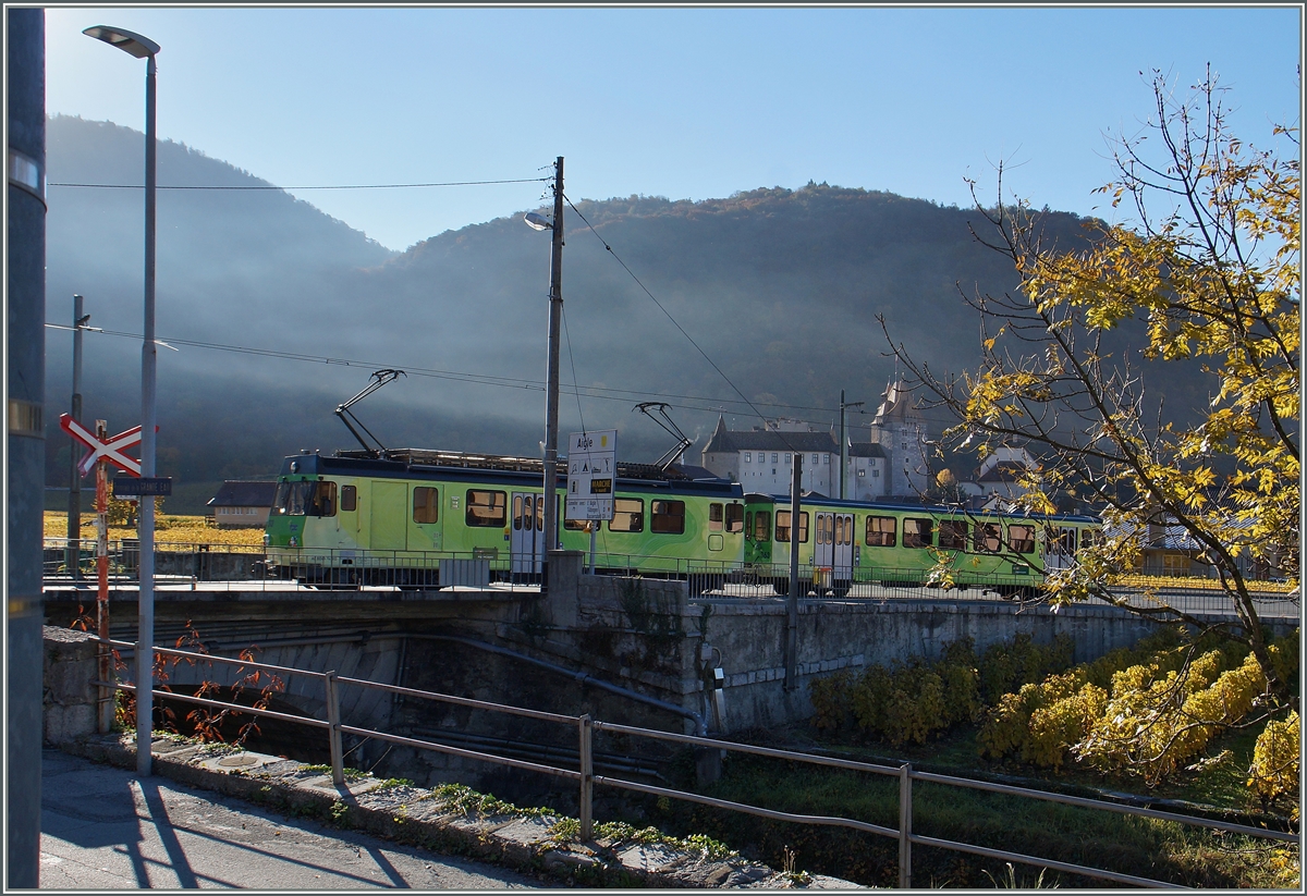 Das Motiv, der A-L Regionalzug auf seiner Fahrt nach Aigle ist zwar etwas verdeckt, aber dafür mit Schloss Aigle im Hintergrund. 
1. Nov. 2015