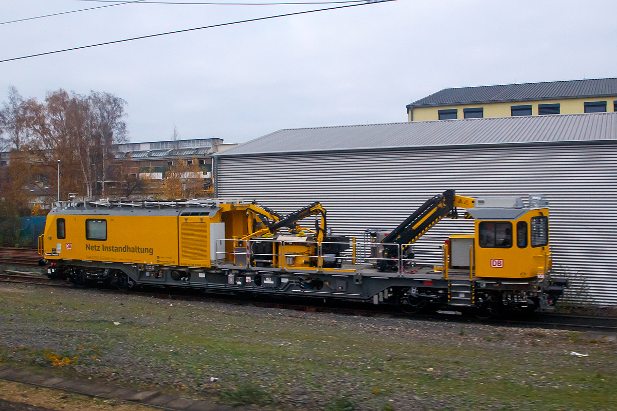
Das neuste auf dem Markt ein fabrikneues TIF Tunnelinspektionsfahrzeug der Baureihe 705.1....
Hier das TIF 705 102 (Schweres Nebenfahrzeug Nr.99 80 9 146 002-7 D-DB) abgestellt am 26.11.2016 in Troisdorf (aufgenommen aus dem Zug heraus). 

Das TIF 705 102 wurde 2016 von Plasser & Theurer unter der Fabriknummer 6359 gebaut, und erstmals auf der InnoTrans 2016  in Berlin der �ffentlichkeit pr�sentiert. 
Diese TIF der BR 705.1, eine neue Generation von Instandhaltungsfahrzeugen der DB Netz AG die von Plasser & Theurer entwickelt und gebaut werden, sie werden auch als Multifunktionales Instandhaltungsfahrzeug (MISS) bezeichnet. Grundgedanke f�r diese Fahrzeuge ist ein Einsatz �ber die verschiedenen Gewerke hinaus, dass hei�t, dass die Fahrzeuge zum einen als herk�mmliche Gleisarbeitsfahrzeuge, andererseits aber auch f�r die Tunnelinstandhaltung (TIF) und als Schneer�umfahrzeug Verwendung finden. Einige der Fahrzeuge werden auch mit ECTS ausgestattet, um auch Aufgaben der Streckeninstandhaltung auf der neuen Schnellfahrstrecken zu k�nnen. 
Das Tunnel-Inspektionsfahrzeug TIF verf�gt �ber insgesamt drei Kr�ne deren Reichweite bis zu 14,5 m betr�gt. Die ger�umige, elastisch gelagerte und schallisolierte Kabine hat ein begehbares Dach mit ausfahrbarem Gel�nder.
 
Technische Daten: 
Spurweite: 1.435 mm
L�nge �ber Puffer:  23.000 mm  
Drehzapfenabstand:  15.400 mm  
Achsstand im Drehgestell: 2.500 mm  
Lauf- und Treibraddurchmesser: 920 mm
Eigengewicht:  76,5 t
Nutzlast: 1,5 t
Bremse  KB C-KE-PR-H mZ (D) 130 t P 80 t
H�chstgeschwindigkeit  140 km/h 
Anh�ngelast: 50 t 
Zur Mitfahrt zugel. Personenanzahl: 10 
Kleinster befahrbarer Gleisbogen: R=150m
Zul. Streckenkasse: C2 oder h�her
Sonstiges: Einsatz auf Steilstrecken genehmigt