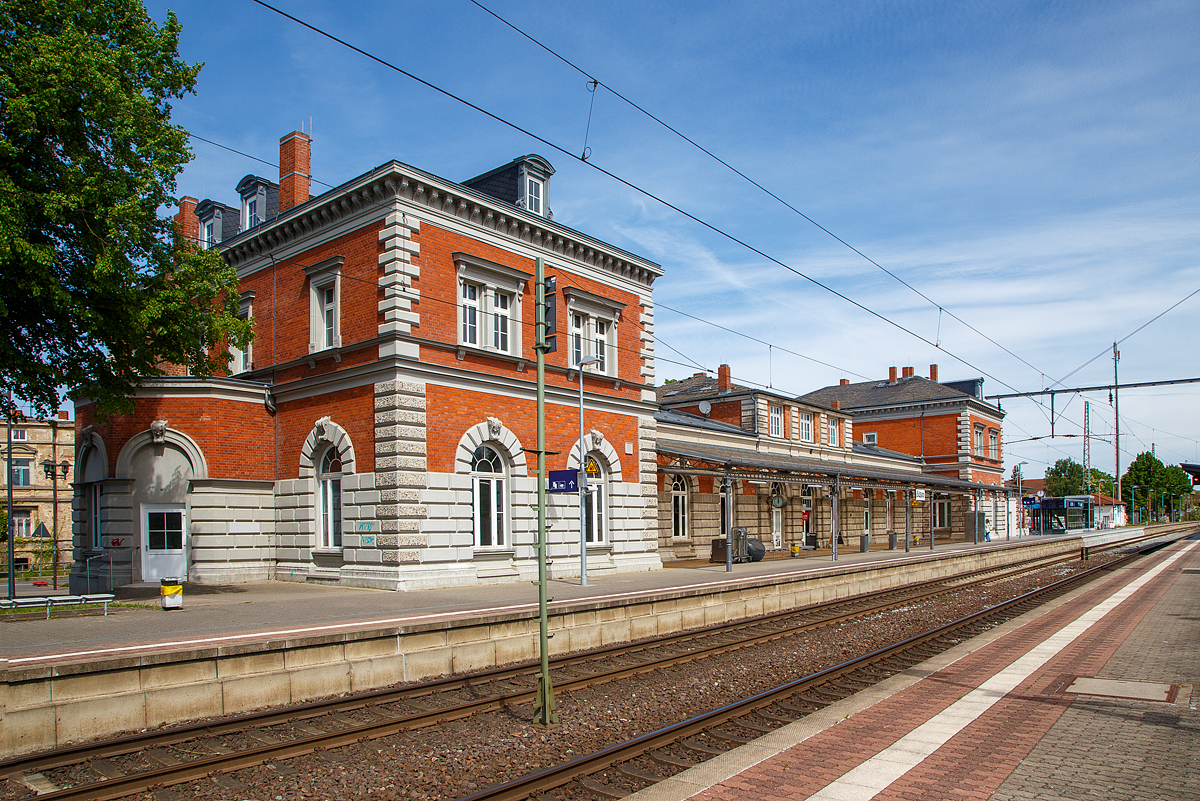 Das sehr schöne Empfangsgebäude vom Bahnhof Bützow am 16.05.2022 von der Gleisseite.

Der Bahnhof Bützow in der gleichnamigen Stadt Bützow im Landkreis Rostock in Mecklenburg-Vorpommern wird im Nah- und Fernverkehr bedient. Er liegt an der Bahnstrecke Bad Kleinen–Rostock (KBS 100) und ist Ausgangspunkt der Bahnstrecke (KBS 175) Bützow–Pasewalk–Szczecin Główny (Stettin Hbf / Pommern / Polen). Mit dem RE 4  Stadttore-Linie  (Lübeck – Bützow – Güstrow – Pasewalk – Szczecin) besteht auch eine direkte Verbindung nach Stettin (Polen), die Fahrzeit von Bützow beträgt 3 Stunden und 24 Minuten.

Der Bahnhof befindet sich 1,7 Kilometer südöstlich des Stadtzentrums nahe dem Warnowta. Nordöstlich verläuft der durch Gleise überbrückte Bützow-Güstrow-Kanal auf seinen letzten Metern vor der Mündung in die Warnow.

Das repräsentative Empfangsgebäude wurde im Stil der Neorenaissance im Jahr 1879 erbaut. Es besitzt zwei zweigeschossige Ecktürme und einen eingeschossigen Mittelteil mit Mittelrisalit. Es liegt westlich der Gleise. Gleis 1 befindet sich direkt am Gebäude, Gleis 2 und 3 an einem Mittelbahnsteig, der durch einen Fußgängertunnel zu erreichen ist. Beide Bahnsteige sind überdacht. Der Bahnhof ist durch Erhöhung der Bahnsteige und Einbau von einem Aufzug seit Oktober 2021 barrierefrei. Östlich der Bahnsteige befinden sich weitere, nicht für den Personenverkehr genutzte Bahngleise. Im Rahmen des Vorhabens „Spurplananpassung südöstlicher Bahnhofsbereich Bützow“ plant die Deutsche Bahn, eine Reihe dieser Gleise zurück zu bauen.

