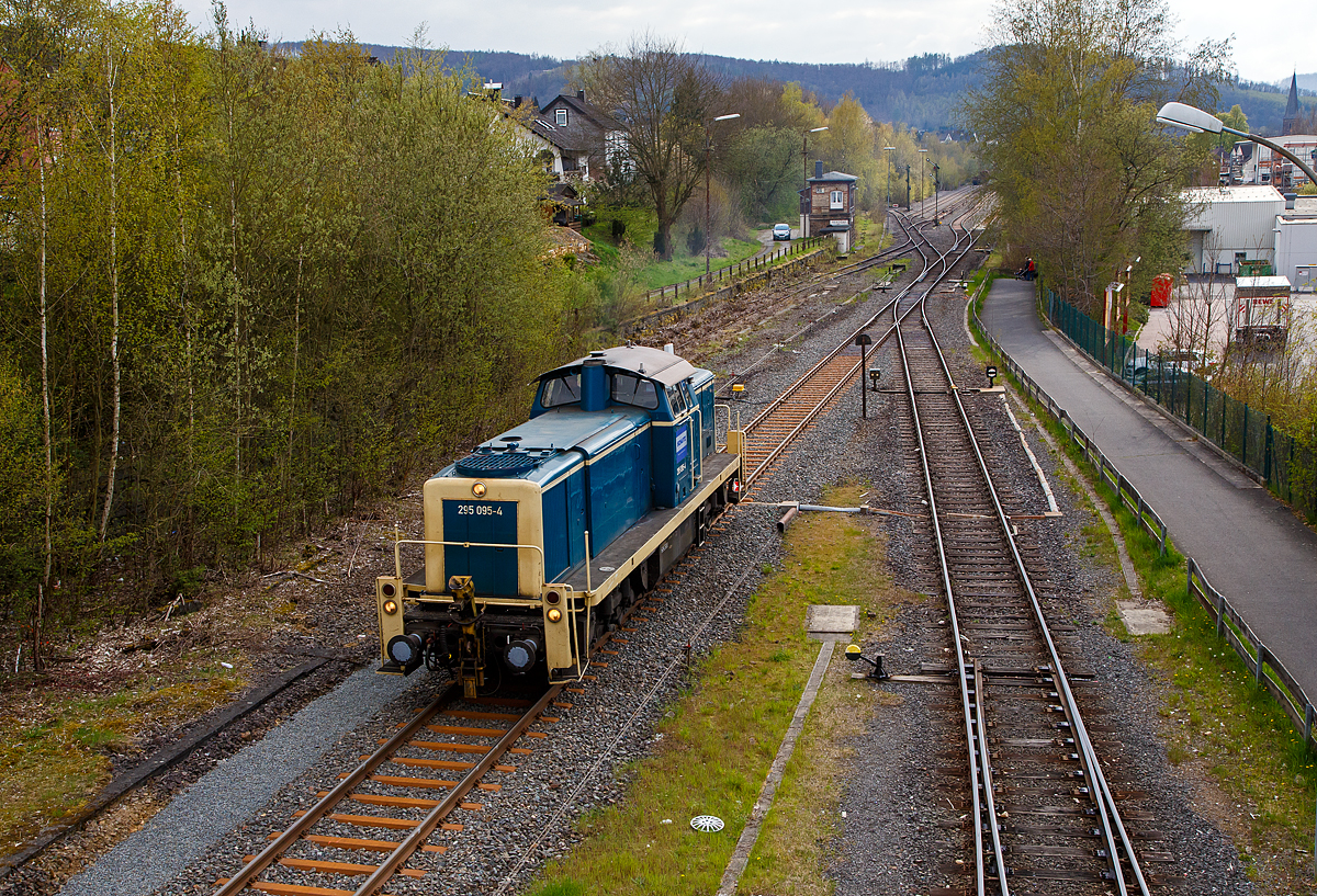 Das Streckengleis ist frei, nun (am 30.04.2021) fährt die V 90  - 295 095-4 (98 80 3295 095-4 D-MZE) der Schütz GmbH & Co. KGaA (Selters), eingestellt durch MZ Eisenbahndienstleistungen (Manuel Zimmermann, Hellenhahn (Westerwald), von Herdorf weiter in Richtung Haiger.

Lebenslauf der V90:
Die Lok wurde 1978 von MaK (Maschinenbau Kiel) unter der Fabriknummer 1000768 gebaut und als 291 095-8 an Deutsche Bundesbahn geliefert. Nach dem Umbau auf Funkfernsteuerung im Jahr 2003 durch DB Fahrzeuginstandhaltung GmbH in Cottbus erfolgte die Umzeichnung DB 295 095-4. Die Ausmusterung bei der DB AG erfolgte 2013 und sie wurde an die Railsystems RP GmbH verkauft (98 80 3295 095-4 D-RPRS). 2015 ging sie dann an die A.V.G. Ascherslebener Verkehrsgesellschaft mbH (98 80 3295 095-4 D-ASLVG) und seit 2019 ist sie bei der Schütz GmbH & Co. KGaA in Selters (Westerwald).

Die Loks der BR 295 (ehemals BR 291) haben MaK (hauseigenen) 8-Zylinder-Reihenmotor mit Abgasturbolader vom Typ 8M 282 AKB. Die V 90 der Baureihen 290, 294 und 296 haben dagegen einen MTU-Motor.