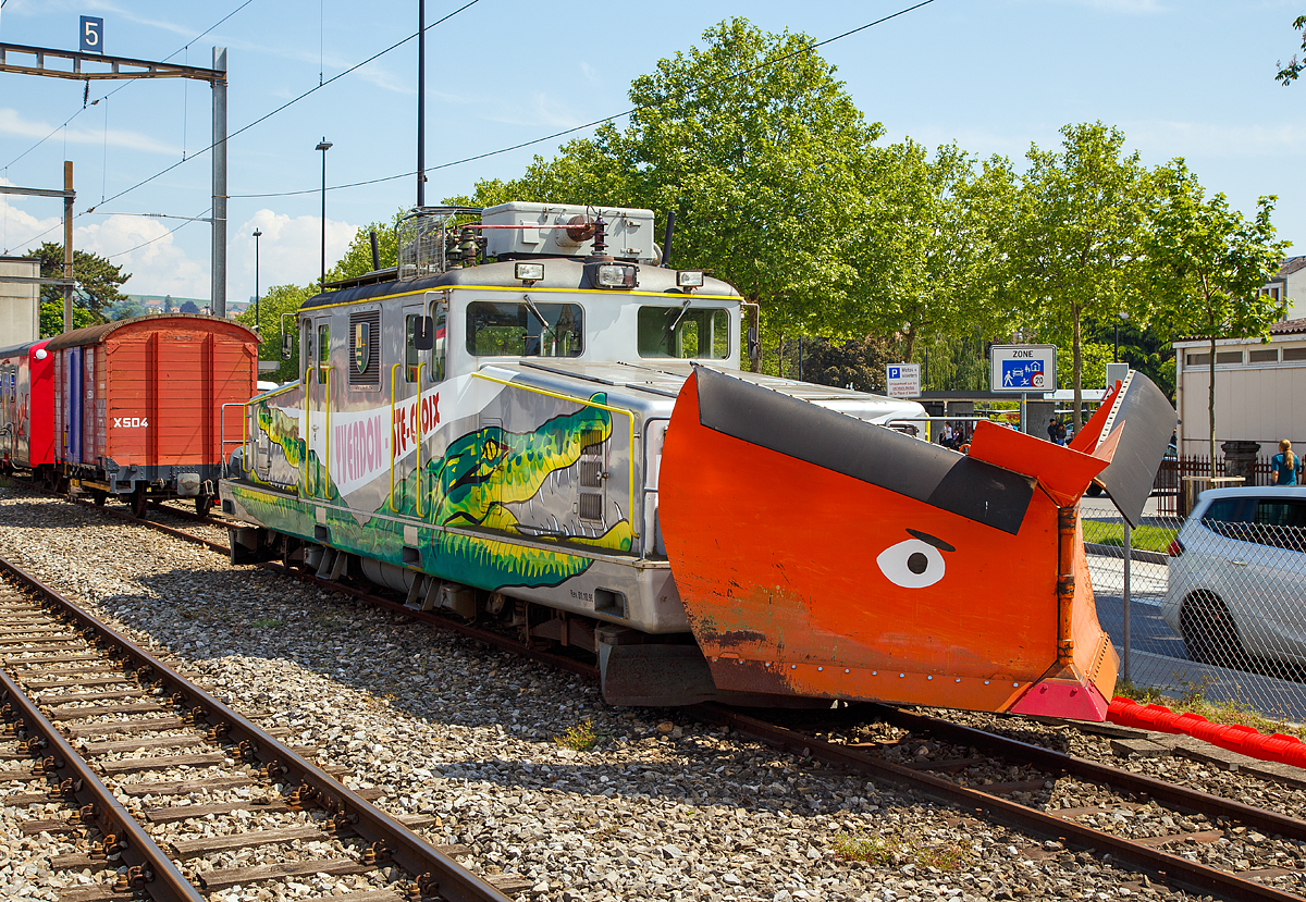 
Das Travys-Krokodil Ge 4/4 - 21 mit angesetztem Schneepflug ist am 18.05.2018 beim Bahnhof Yverdon-les-Bains abgestellt.

Dieser  Einzelgänger wurde 1950 von der Werkstätte der YSteC gebaut, Zulieferer waren  SIG und BBC. Ungewöhnlich sind auch die Normalspurpuffer und der Hacken, so kann die Lok den Verschub von Normalspur Güterwagen vornehmen. Bei einem Neuanstrich hat die Lok einen zu ihrem Über Namen passende Lackierung erhalten.

TECHNISCHE DATEN:
Spurweite: 1.000 mm
Achsfolge: Bo' Bo'
Länge über Puffer: 12.875 mm
Drehzapfenabstand: 7.200 mm
Höhe: 3.985 mm
Breit: 2.680 mm
Dienstgewicht: 41 t
Höchstgeschwindigkeit: 55 km/h
Leistung: 515 kW
Fahrleitungsspannung: 15.000 V, 16.7 Hz ~
