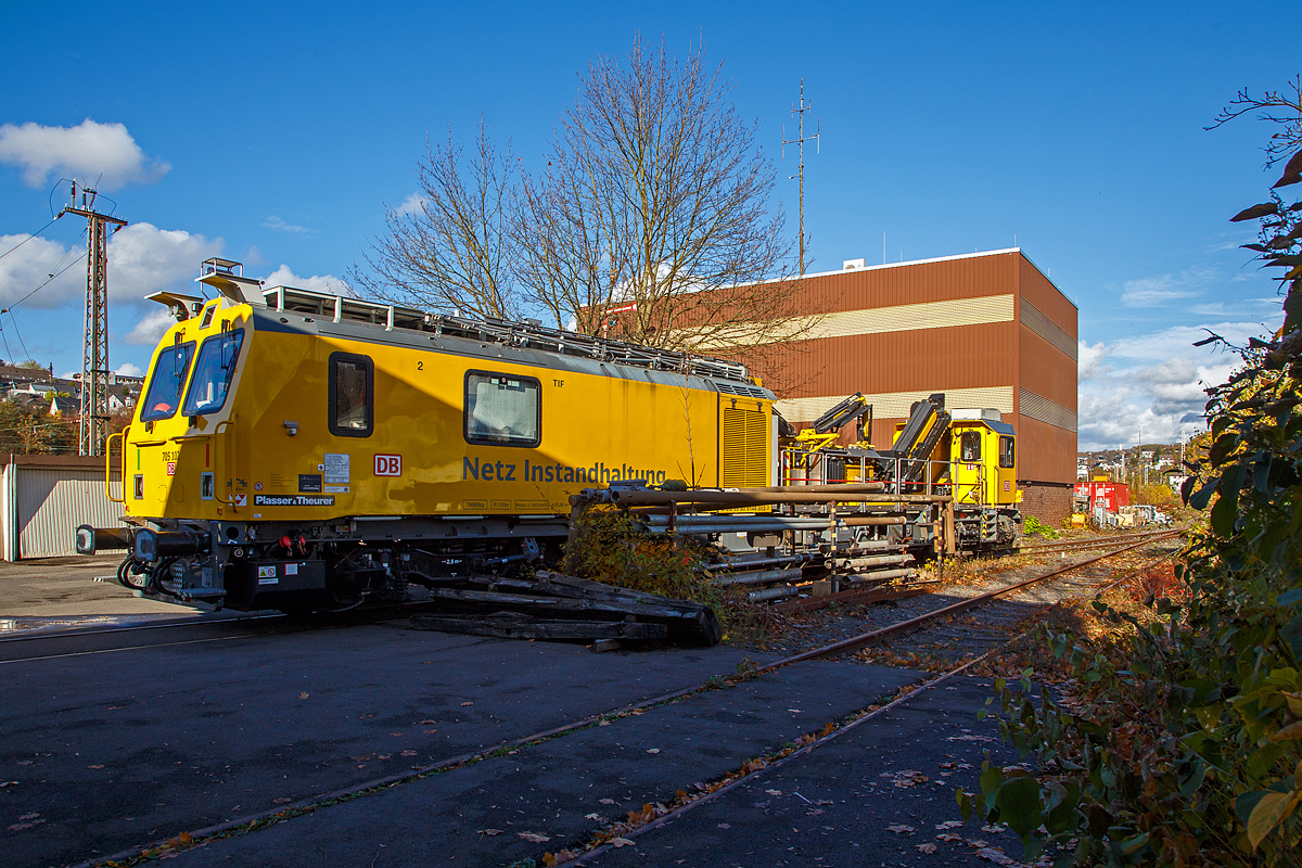 Das Tunnelinspektionsfahrzeug TIF 705 102 (Schweres Nebenfahrzeug Nr.99 80 9 146 002-7 D-DB) der DB Netz AG ist am 01.11.2021 beim Stellwerk Siegen abgestellt.

Das TIF 705 102 wurde 2016 von Plasser & Theurer in Linz (A) unter der Fabriknummer 6359 gebaut, und erstmals auf der InnoTrans 2016 in Berlin der Öffentlichkeit präsentiert.

Diese TIF der BR 705.1, eine neue Generation von Instandhaltungsfahrzeugen der DB Netz AG die von Plasser & Theurer entwickelt und gebaut werden, sie werden auch als Multifunktionales Instandhaltungsfahrzeug (MISS) bezeichnet. Grundgedanke für diese Fahrzeuge ist ein Einsatz über die verschiedenen Gewerke hinaus, dass heißt, dass die Fahrzeuge zum einen als herkömmliche Gleisarbeitsfahrzeuge, andererseits aber auch für die Tunnelinstandhaltung (TIF) und als Schneeräumfahrzeug Verwendung finden. Einige der Fahrzeuge werden auch mit ECTS ausgestattet, um auch Aufgaben der Streckeninstandhaltung auf der neuen Schnellfahrstrecken zu können.
Das Tunnel-Inspektionsfahrzeug TIF verfügt über insgesamt drei Kräne deren Reichweite bis zu 14,5 m beträgt. Die geräumige, elastisch gelagerte und schallisolierte Kabine hat ein begehbares Dach mit ausfahrbarem Geländer.

Technische Daten:
Spurweite: 1.435 mm
Länge über Puffer: 23.000 mm
Drehzapfenabstand: 15.400 mm
Achsstand im Drehgestell: 2.500 mm
Lauf- und Treibraddurchmesser: 920 mm
Eigengewicht: 76,5 t
Nutzlast: 1,5 t
Bremse KB C-KE-PR-H mZ (D) 130 t P 80 t
Höchstgeschwindigkeit 140 km/h
Anhängelast: 50 t
Zur Mitfahrt zugel. Personenanzahl: 10
Kleinster befahrbarer Gleisbogen: R=150m
Zul. Streckenkasse: C2 oder höher
Sonstiges: Einsatz auf Steilstrecken genehmigt
