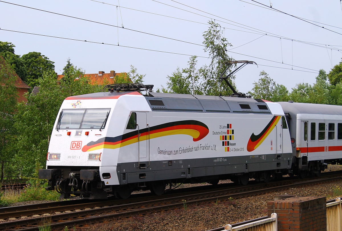 DB 101 027-1  25 Jahre deutsche Einheit ...schick ist sie geworden...hat hier mit dem IC 2407 nach Köln Einfahrt in Schleswig. 17.07.2015