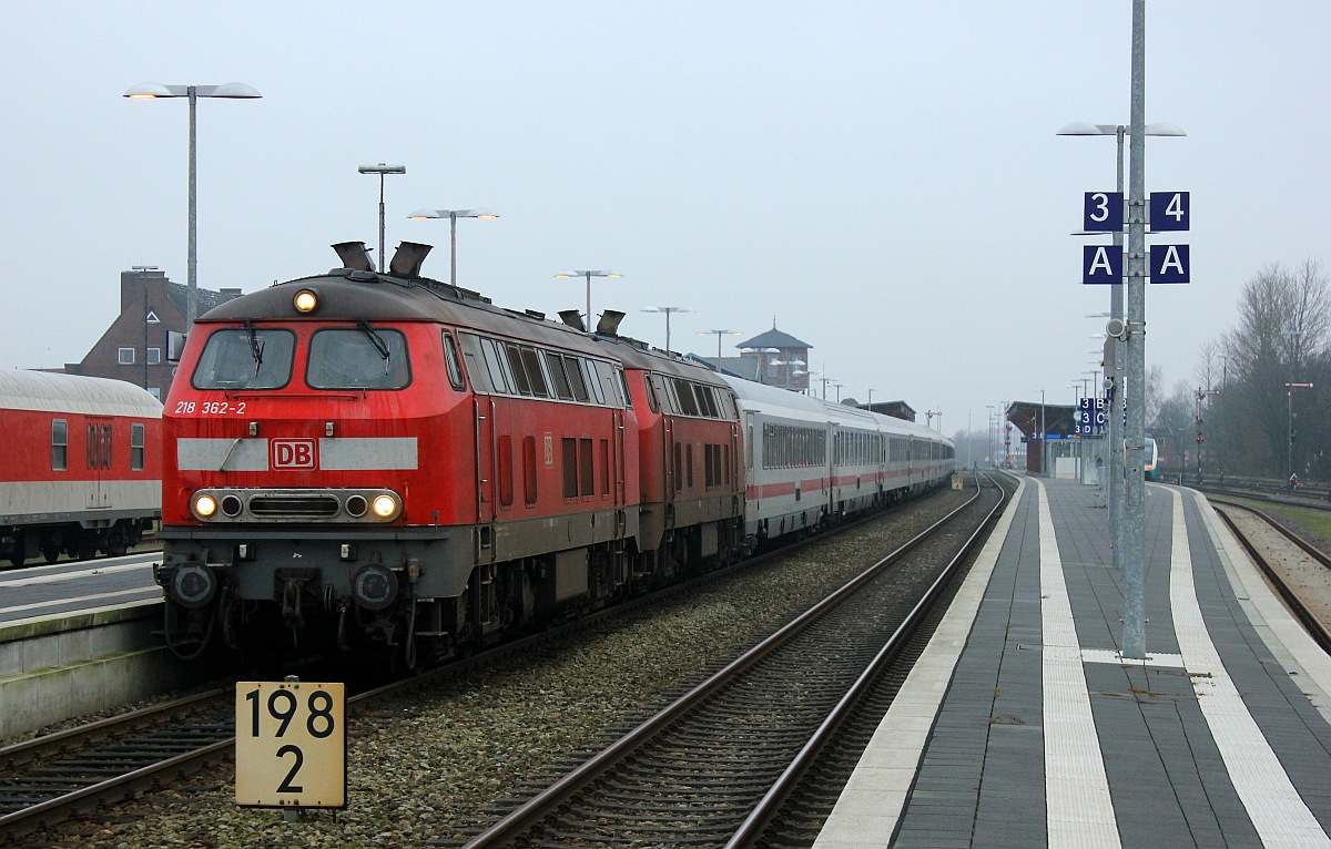 DB 1218 362-2(REV/HB X/15.01.08, Verl/ANB/15.01.16) und 1218 314-3(REV/HB X/21.08.09, Verl/ANB/23.07.16) stehen hier mit dem IC 2311  Nordfriesland  nach Stuttgart Hbf abfahrbereit im Bhf Nieb�ll. Nieb�ll 19.12.2015