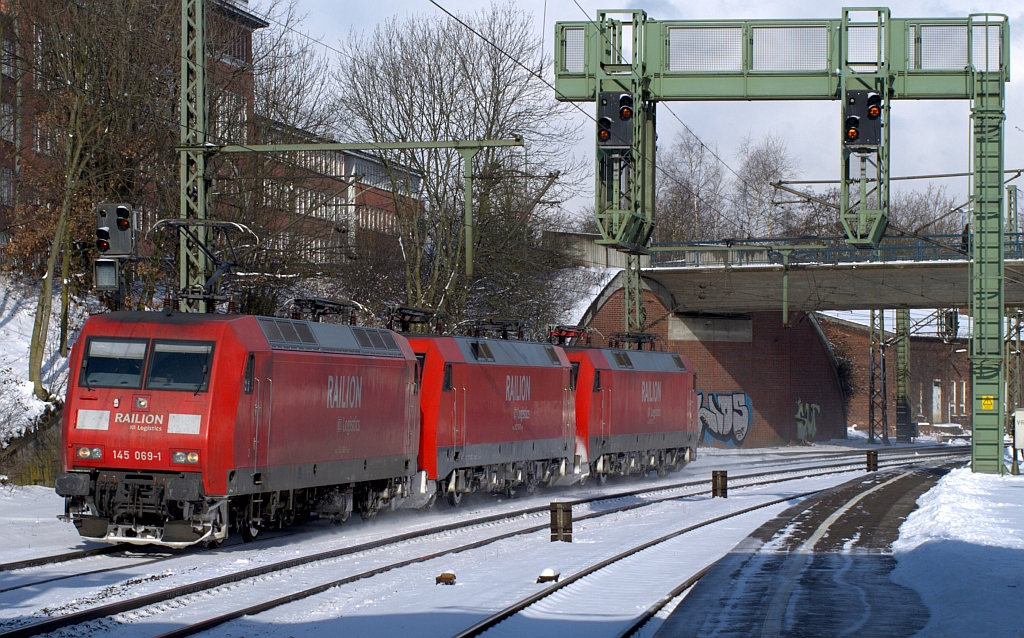 DB 145 069-1 zog zwei der größeren Schwestern der BR 152 am Morgen des 06.03.2010 durch HH-Harburg.