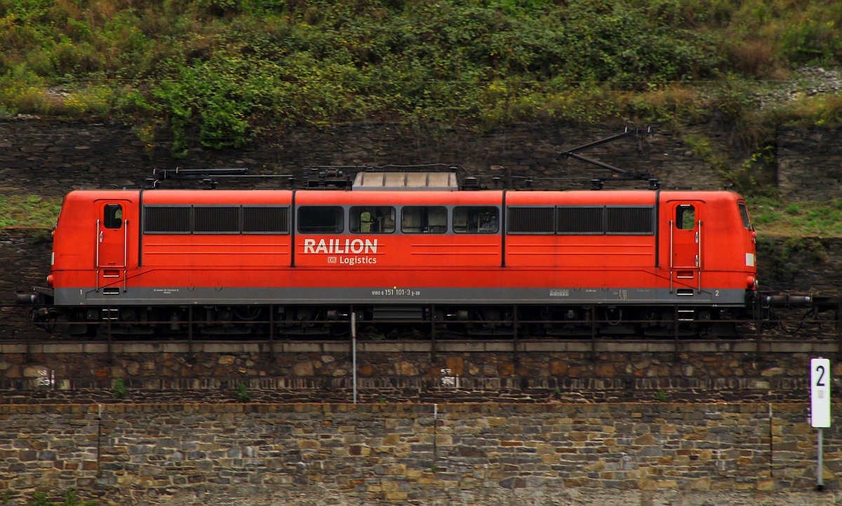 DB 151 101-3 im Seitenportrait aufgenommen von der Stadtmauer in Oberwesel. 13.09.2013