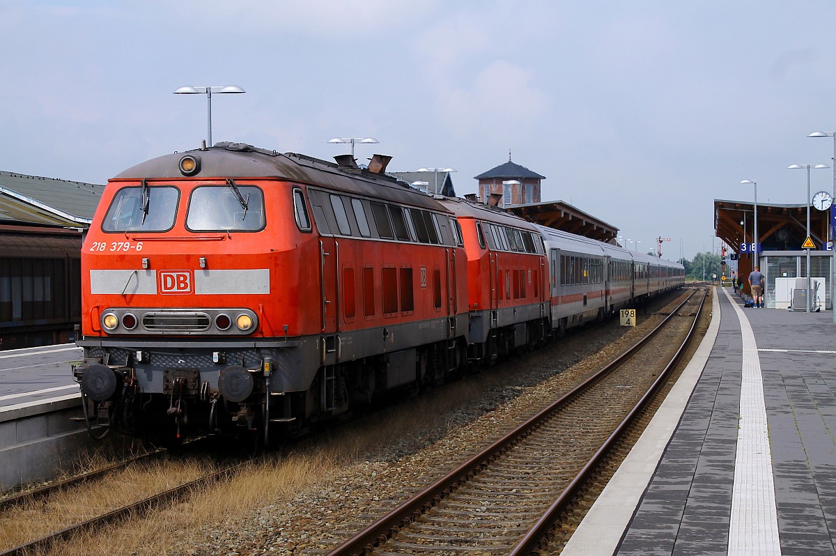 DB 218 379-6 und 363-0 warteten am 25.07.2015 im Bahnhof Nieb�ll auf die Kurswagen aus Dageb�ll die wenig sp�ter zugestellt wurden. (05200)