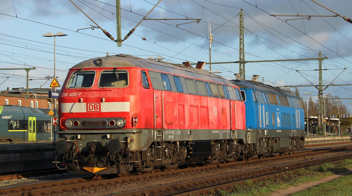 DB 218 406-7 war auf Kurzbesuch im Norden und steht hier mit einer PRESS 218 in Itzehoe. 25.04.2023 M.S/D.P II