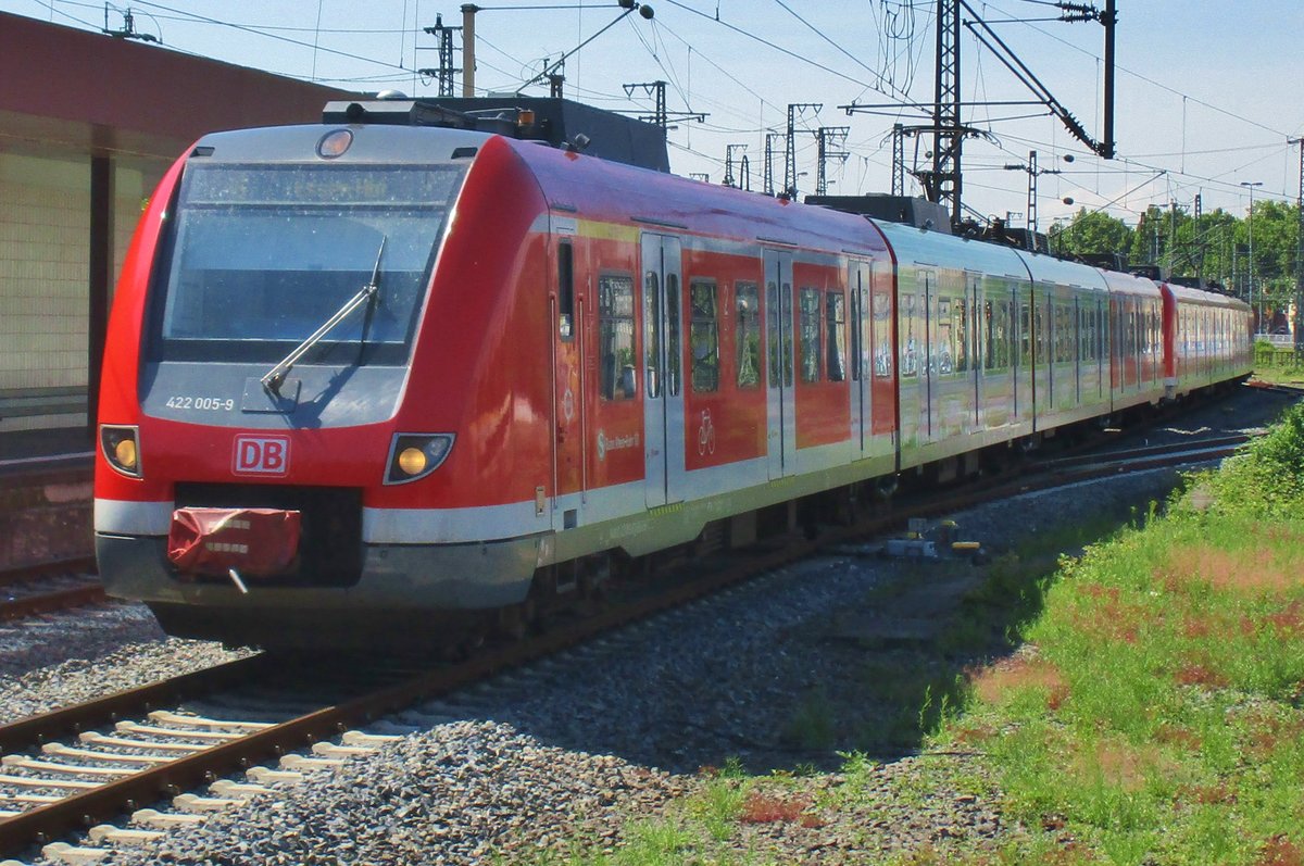 DB 422 009 trefft am 22 Mai 2017 in D�sseldorf Hbf ein.