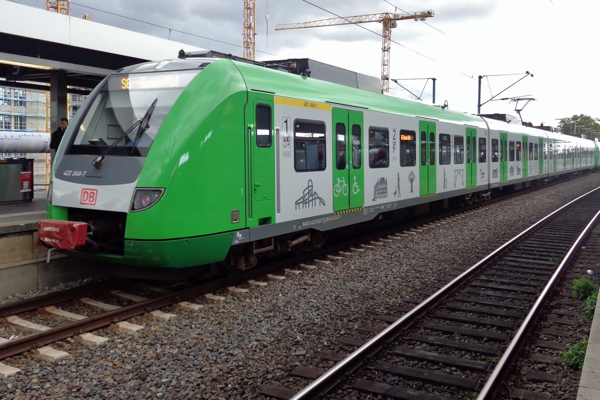 DB 422 049 h�lt am 24 september 2018 in K�ln Deutz.