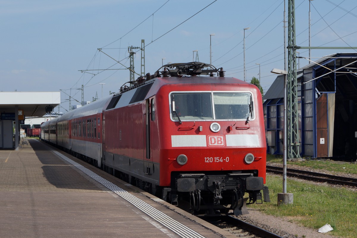 DB: Am 12. Juni 2015 brachte die 120 154-0 den Autozug von Hamburg nach Lörrach. Der Autozug Hamburg-Lörrach kurz nach der Ankunft in Basel Badischer Bahnhof, wo die Reinigung für die Rückfahrt am Abend vorgenommen wird.
Foto: Walter Ruetsch