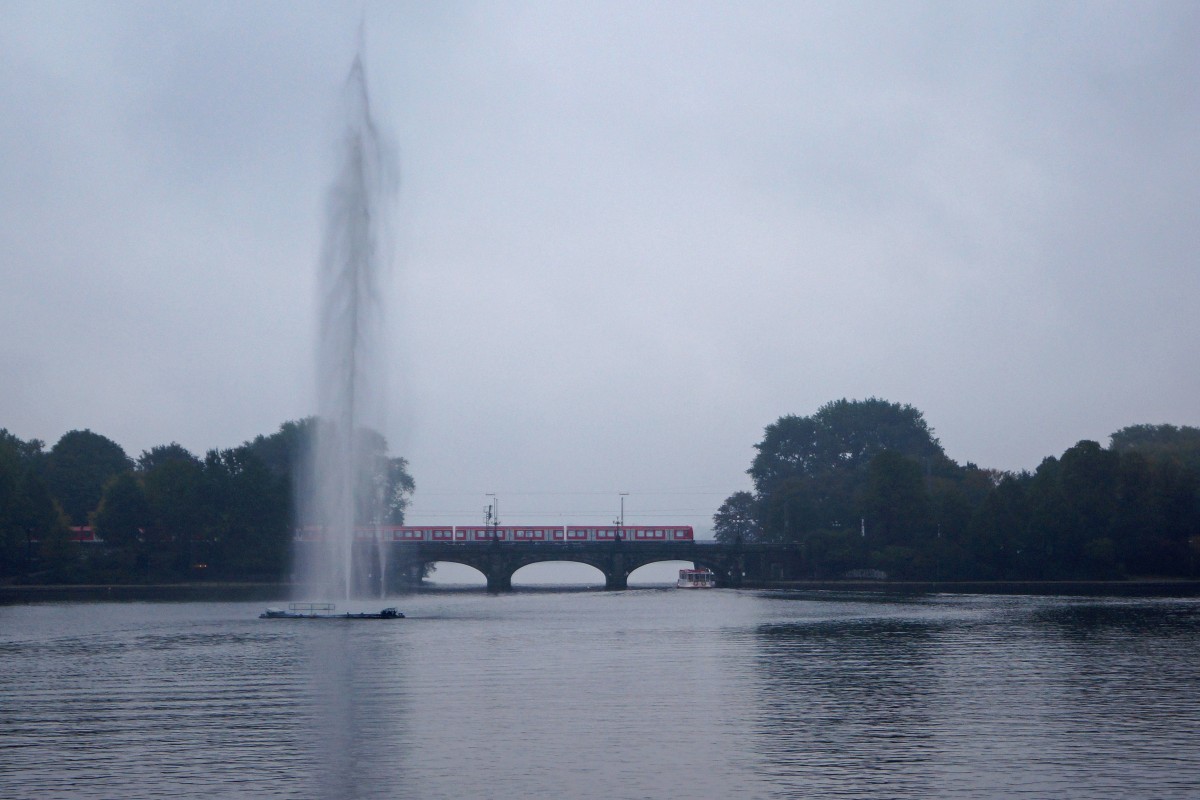 DB: Bahnbilder von Hamburg mal anders gesehen. S-Bahn Hamburg bei  Hundewetter  unterwegs am 17. Oktober 2015.
Foto: Wahlter Ruetsch 