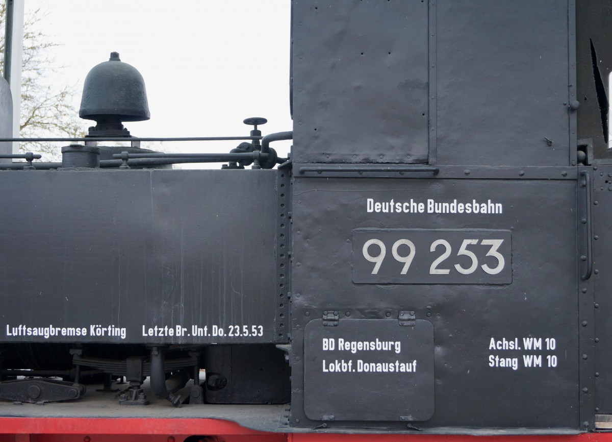 DB: Die Denkmallok 99253, aufgenommen am 21.11.2014 in Regensburg, erinnert an die ehemalige Walhallabahn. Die Walhallabahn, im Volksmund  WALHALLA-BOCKERL  genannt, war eine meterspurige Schmalspurbahn. Sie verkehrte von 1889 bis 1968 auf der Gesamtstrecke von 23,48 Km von Regensburg-Stadtamhof nach Wörth an der Donau.
Foto: Walter Ruetsch