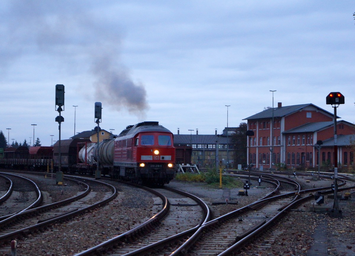 DB: Die lang ersehnte Bahnhofsausfahrt Schwandorf mit der 232 219-5 konnte am 20. November 2014 nur noch bei sehr schlechten Lichtverh�ltnissen auf dem Bilde verewigt werden.
Foto: Walter Ruetsch 